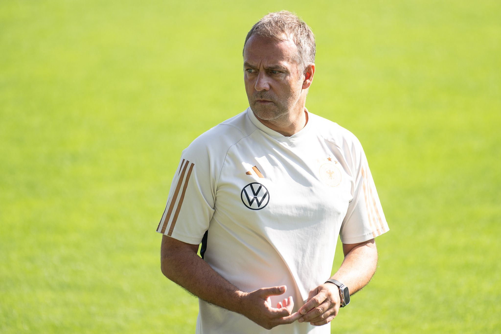 Bundestrainer Hansi Flick Beim öffentlichen Regenerationstraining Am Tag Nach Der Niederlage Gegen Japan.