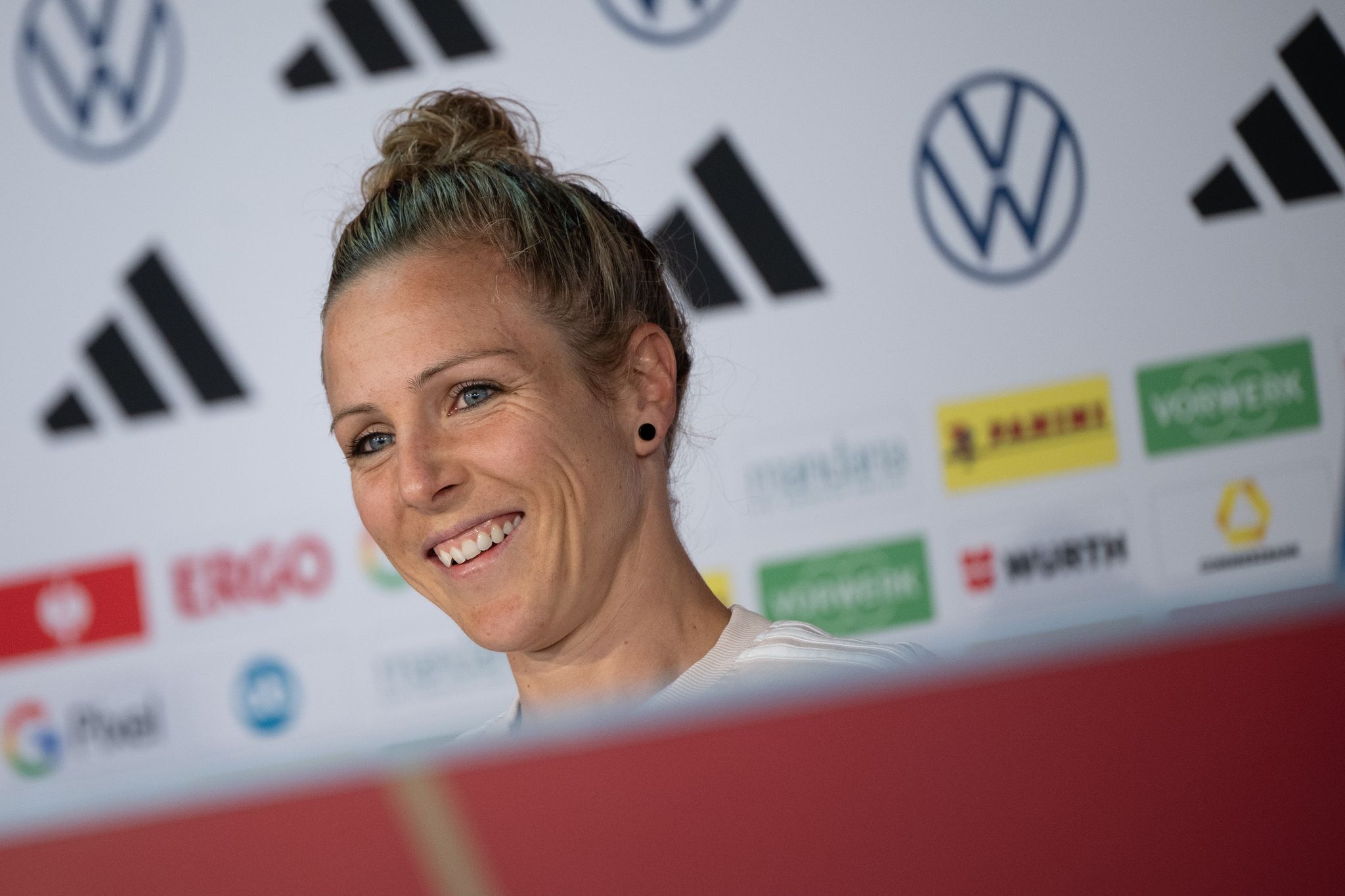 Svenja Huth Lacht Bei Einem Pressetermin.