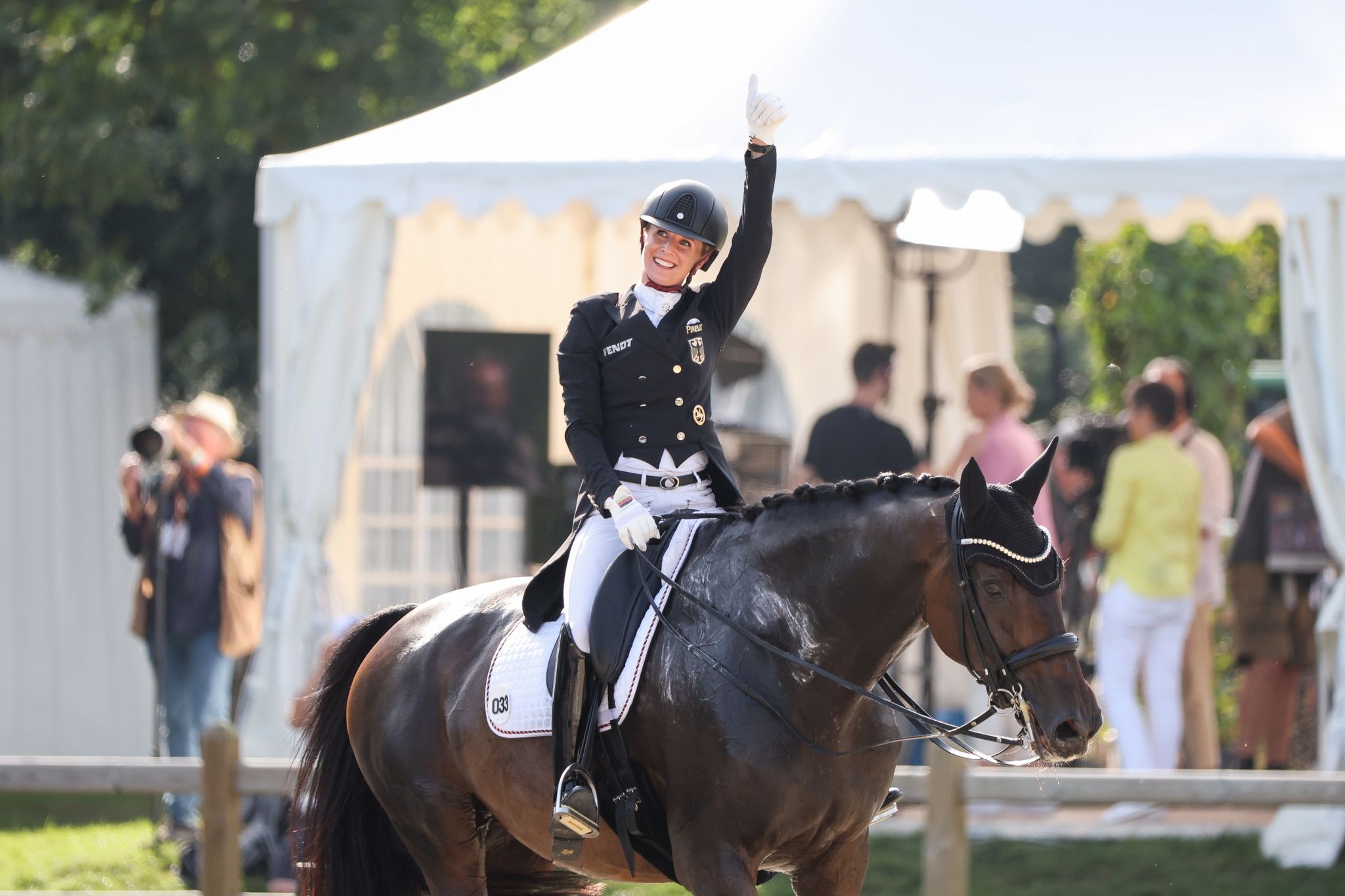 Die Deutsche Dressurreiterin Jessica Von Bredow-Werndl Reitet Auf Ihrem Pferd TSF Dalera BB Und Zeigt Mit Dem Daumen Nach Oben Nach Ihrer Prüfung.