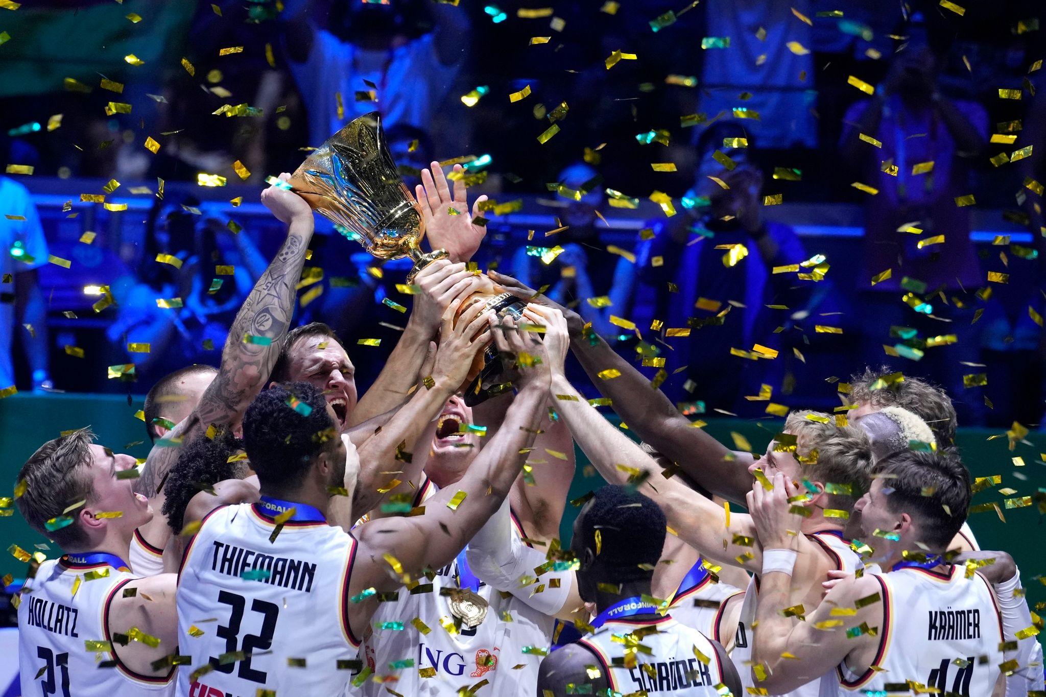 Die Deutsche Basketball-Nationalmannschaft Feiert Mit Dem WM-Pokal. Im Finale Besiegte Das Team Serbien.