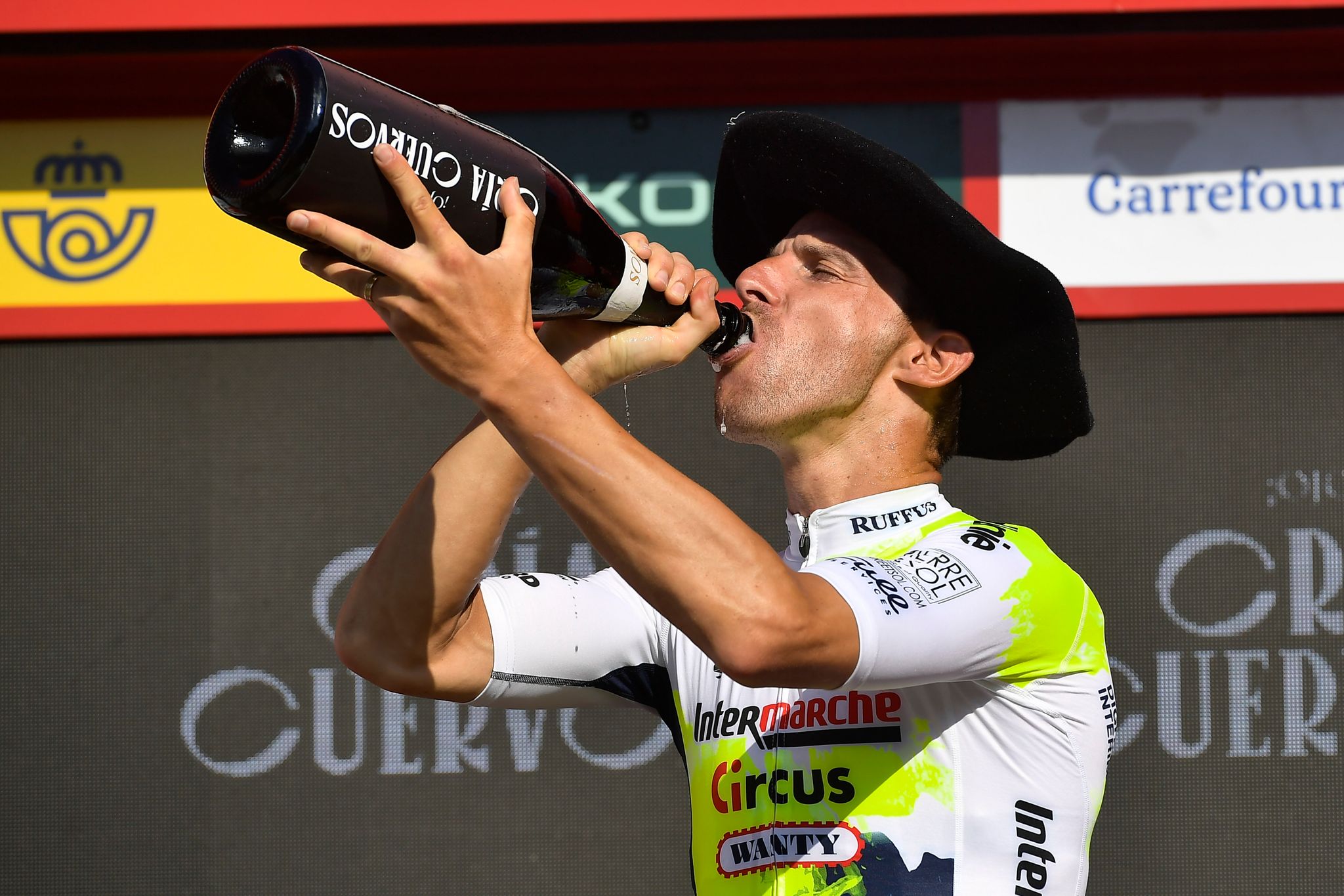 Der Portugiese Rui Costa Vom Team Intermache Feiert Auf Dem Podium Seinen Etappensieg.