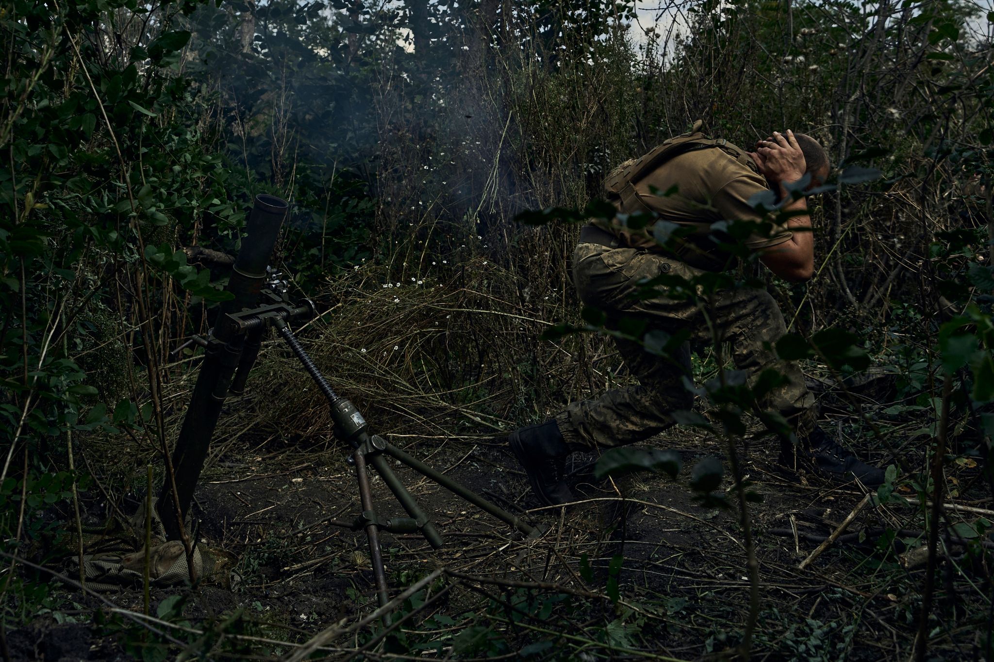 Ein Ukrainischer Soldat Feuert In Der Nähe Von Bachmut Einen Mörser In Richtung Der Russischen Stellungen.