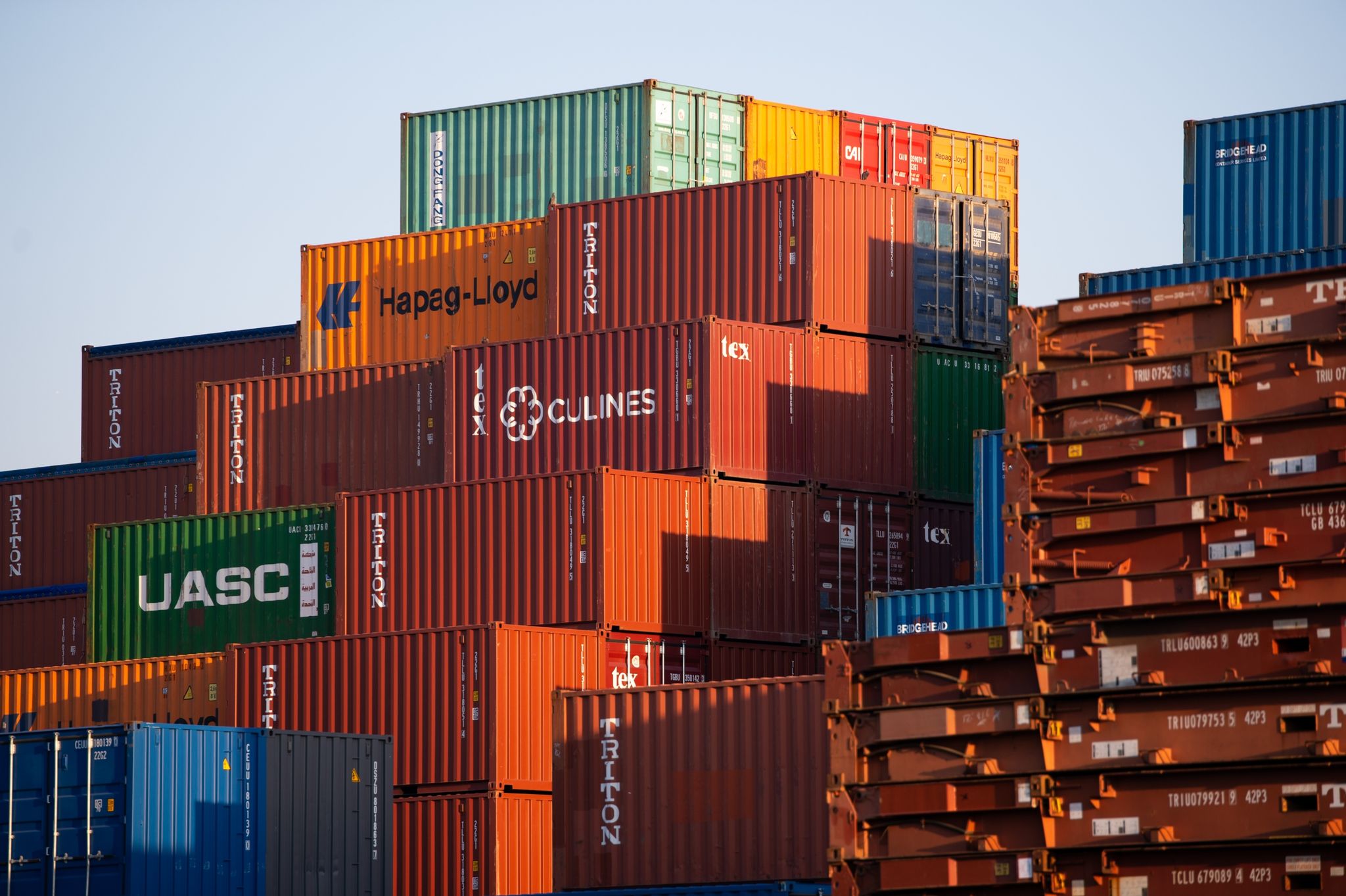 Frachtcontainer Stehen Aufgestapelt Im Hamburger Hafen.
