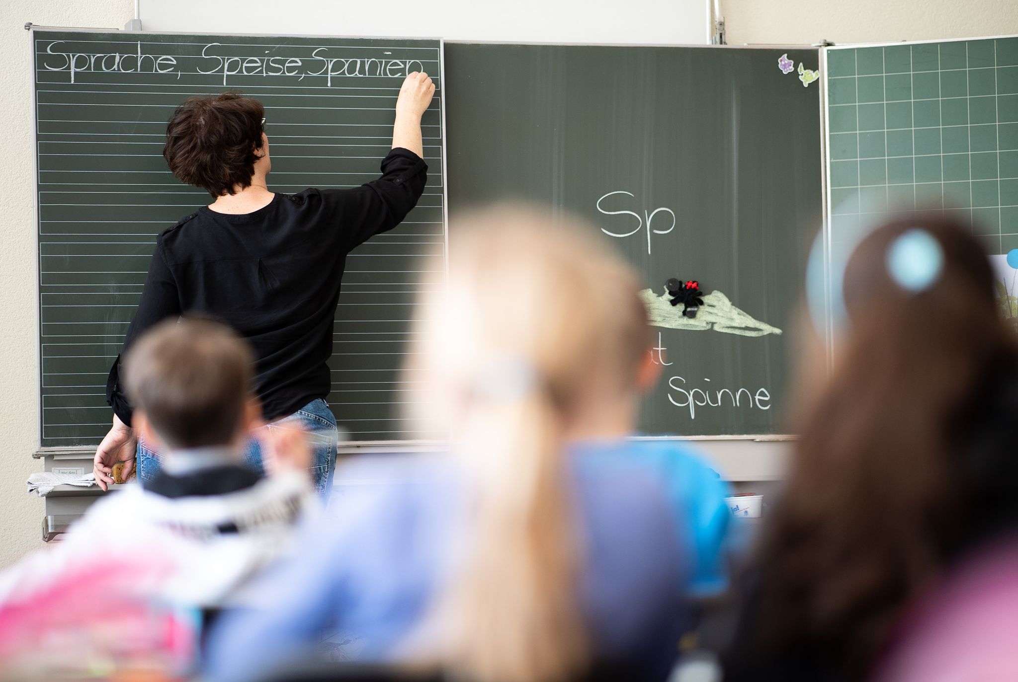 Viele Grundschullehrer Fühlen Sich Einer Erhebung Zufolge überlastet.