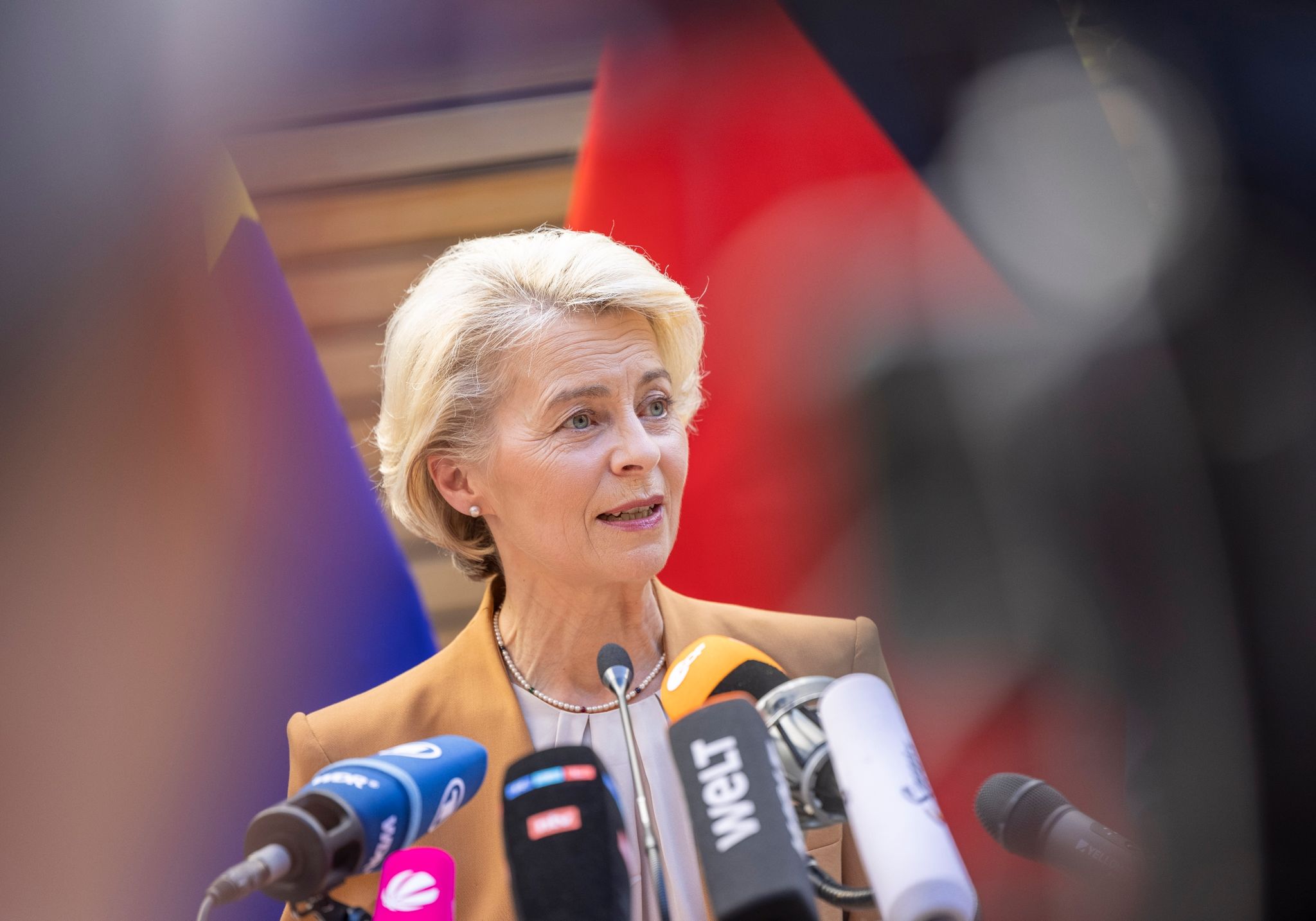 EU-Kommissionspräsidentin Ursula Von Der Leyen Fliegt Zu Ihren Terminen Auch Im Linienflugzeug.
