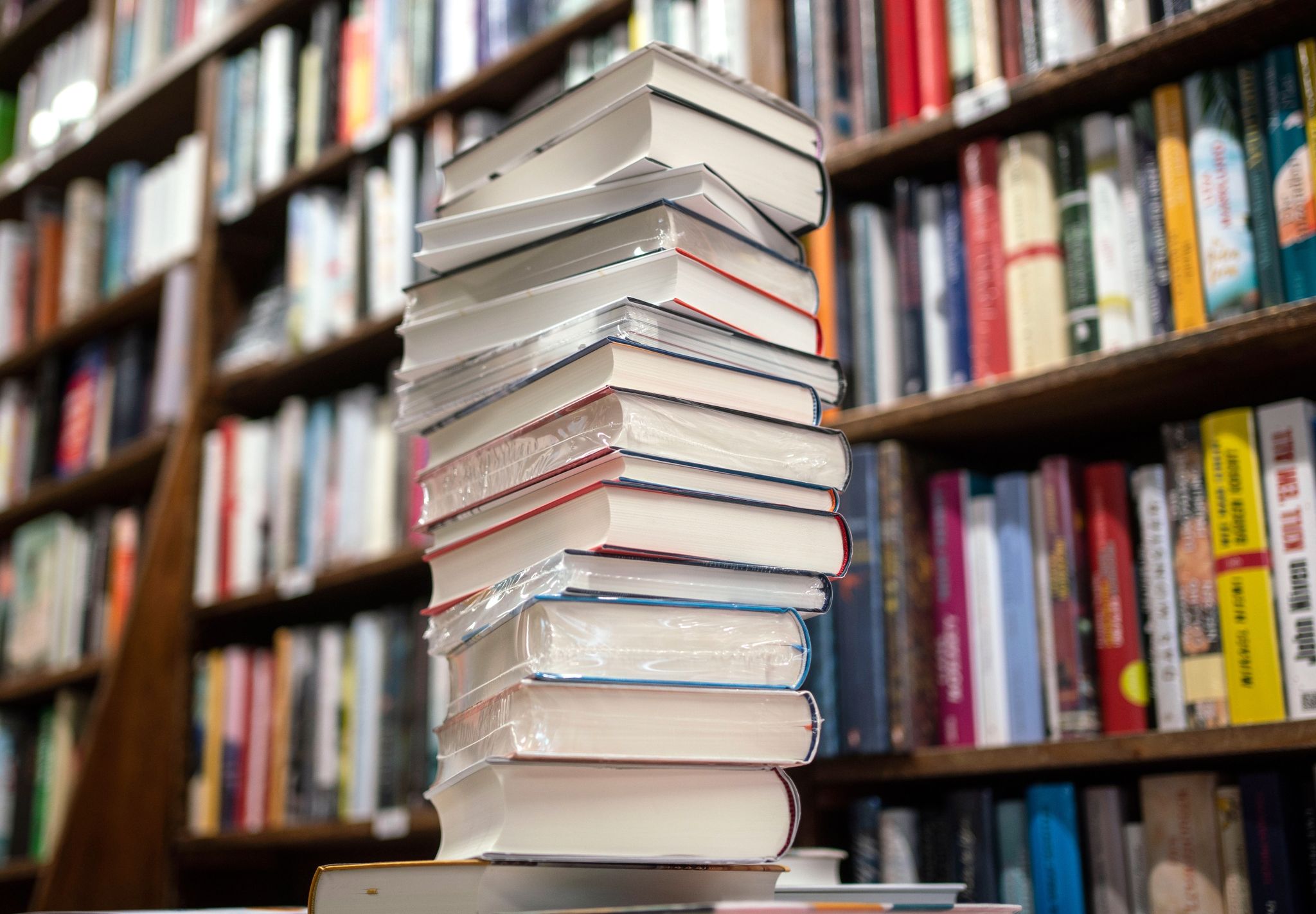 Ein Stapel Bücher Liegt In Einer Buchhandlung.