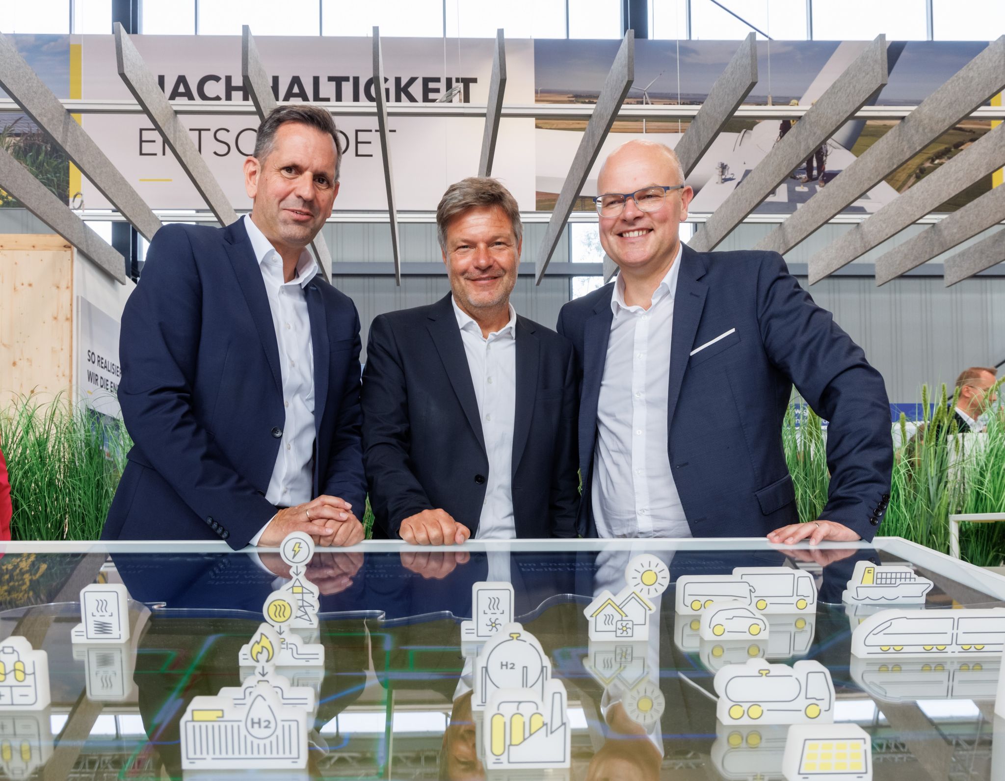 Wirtschaftsminister Olaf Lies, Bundeswirtschaftsminister Robert Habeck Und Energiewendeminister Tobias Goldschmidt.