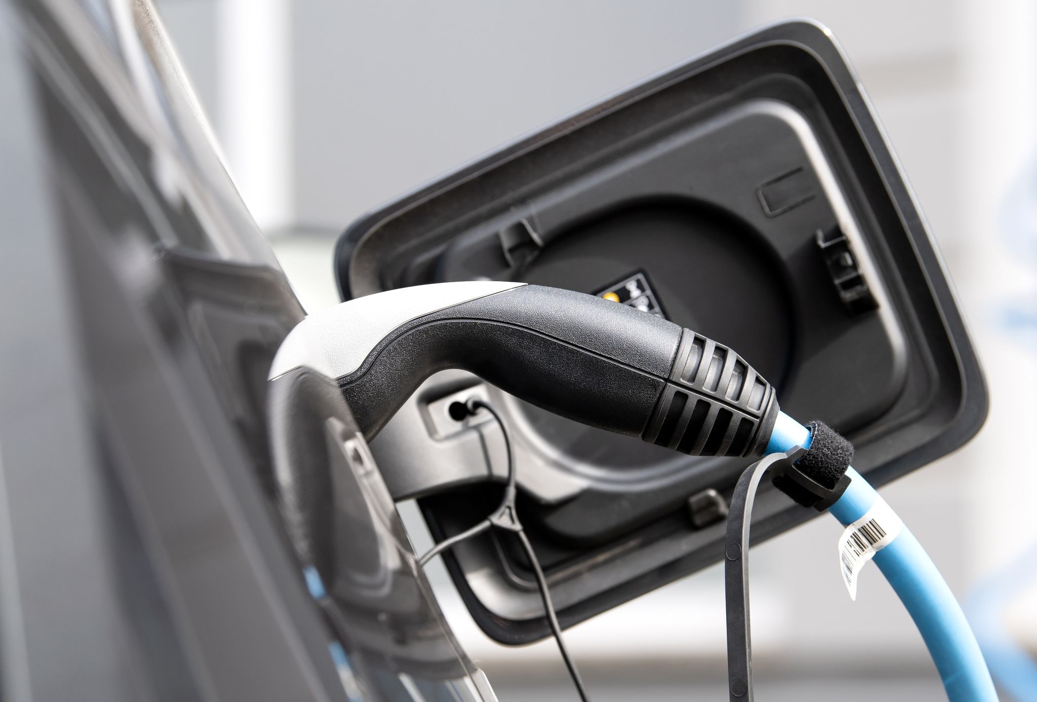 Ein Elektroauto Wird An Einer Ladesäule Geladen.