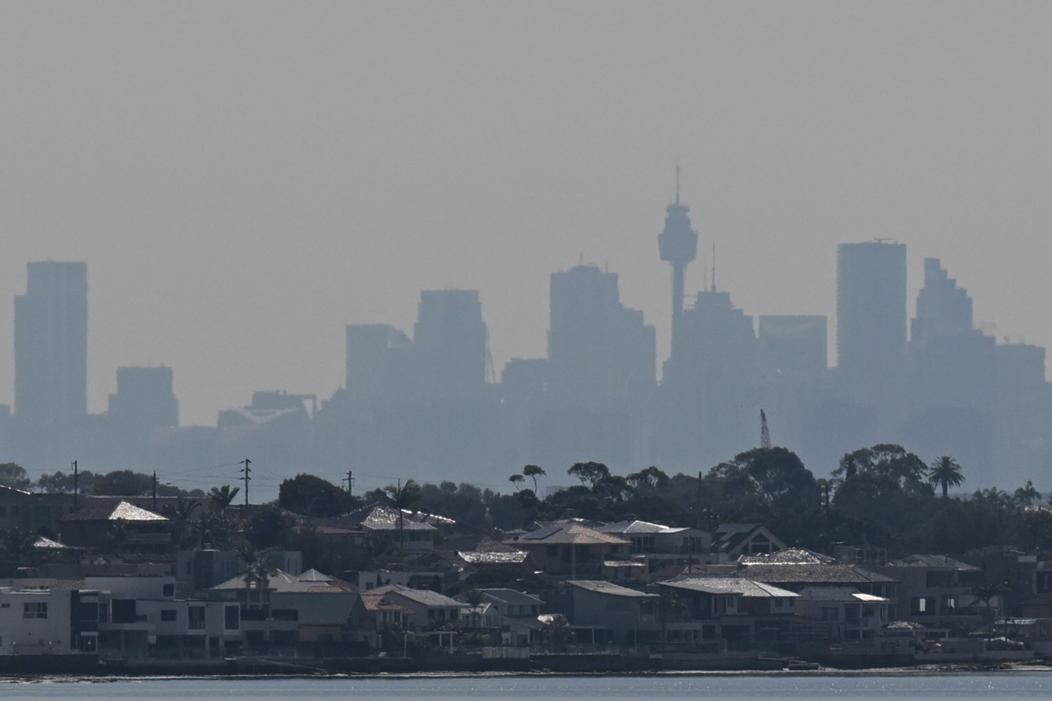 Über Teilen Der Australischen Metropole Sydney Hängt Eine Qualmglocke.