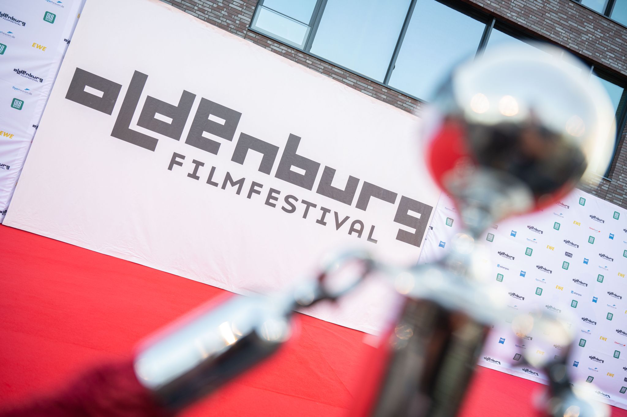 Der Schriftzug «Oldenburg Filmfestival» Ist Am Roten Teppich Zu Sehen.