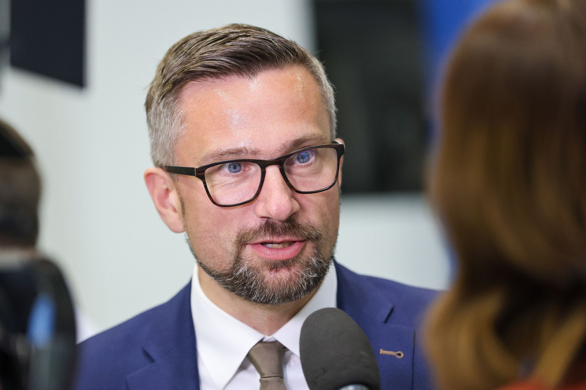 Sachsens Wirtschaftsminister Martin Dulig (SPD) Spricht Am Rande Eines Termins Mit Einer Journalistin.