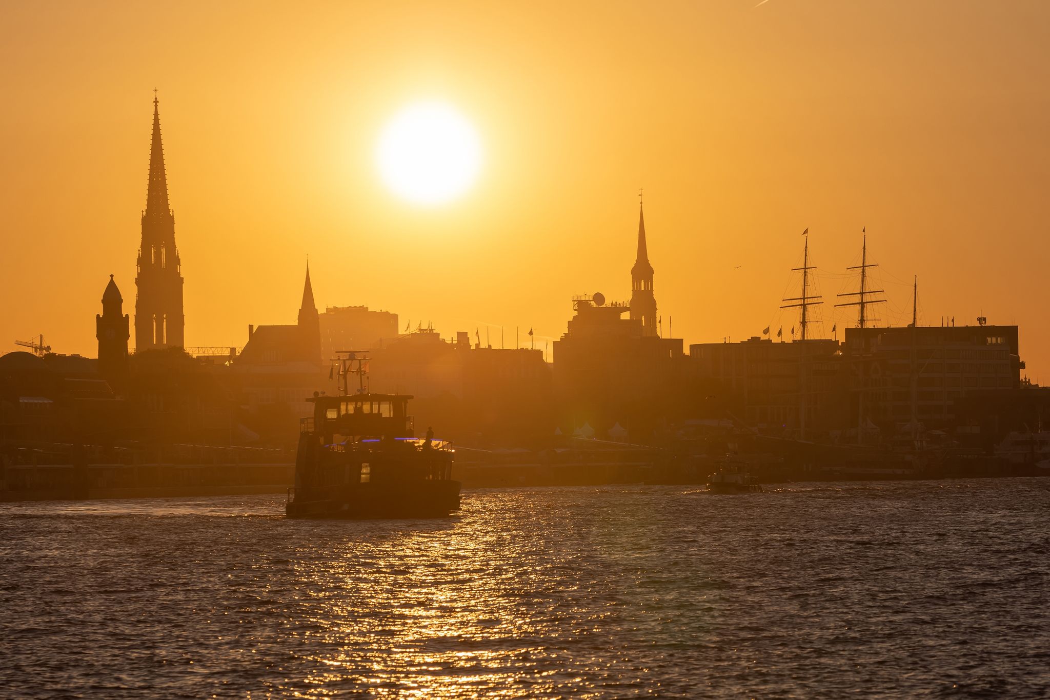 Eine Fähre Fährt Am Morgen Bei Sonnenaufgang Im Hamburger Hafen.