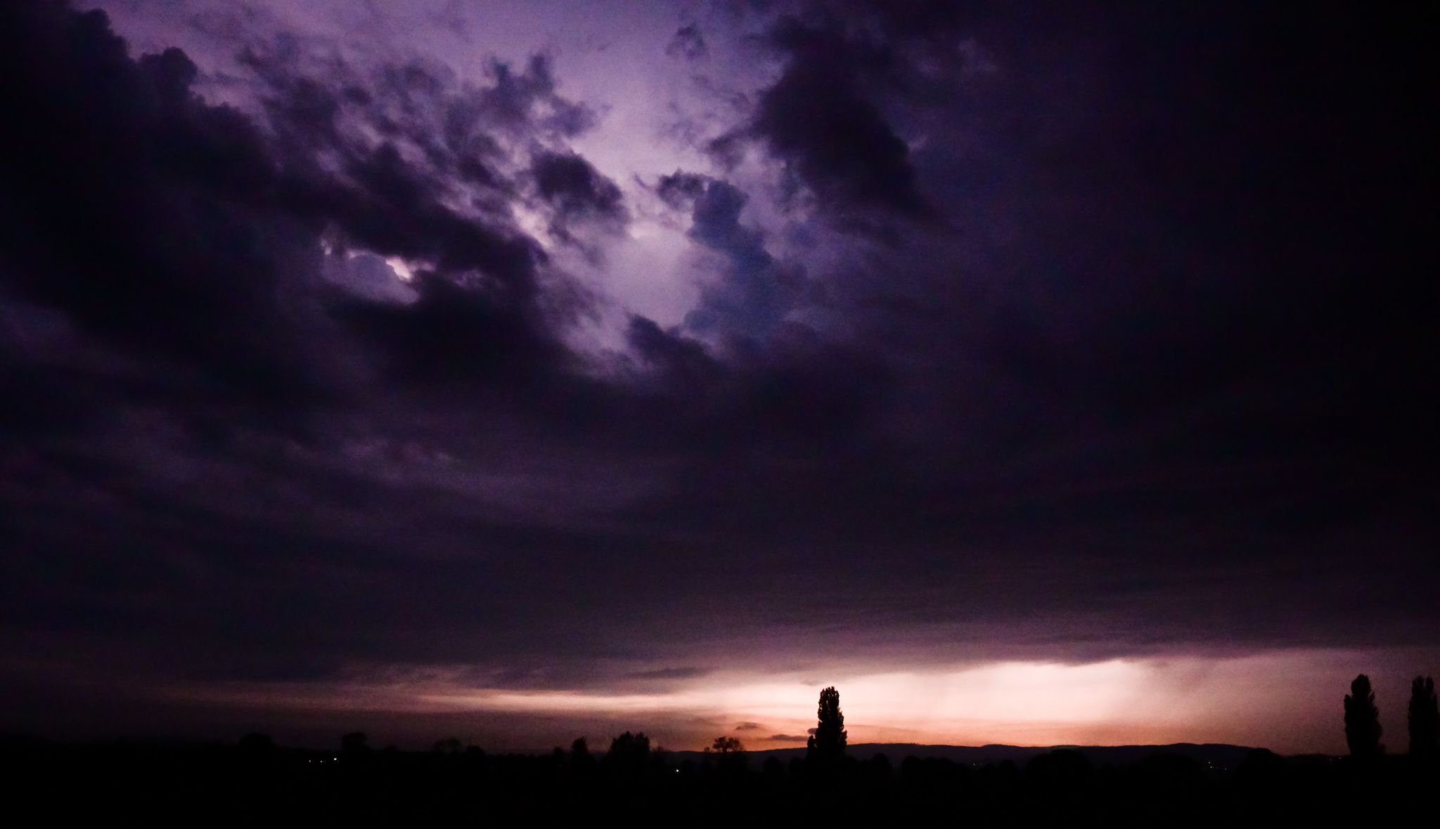 Unwetter Mit Blitzschlag Und Starkregen Sind In Der Nacht über Niedersachsen Hinweggezogen.