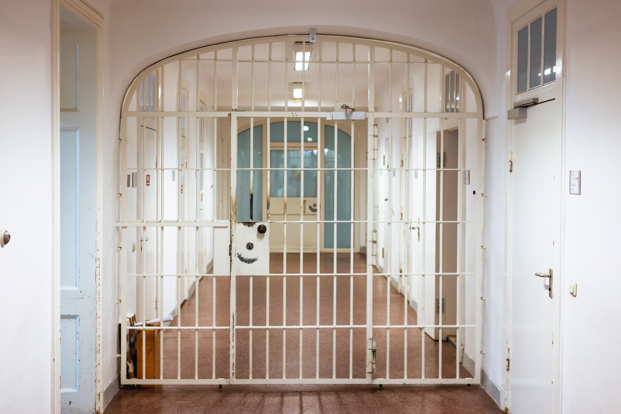 Eine Geschlossene Pforte In Einer Justizvollzugsanstalt.