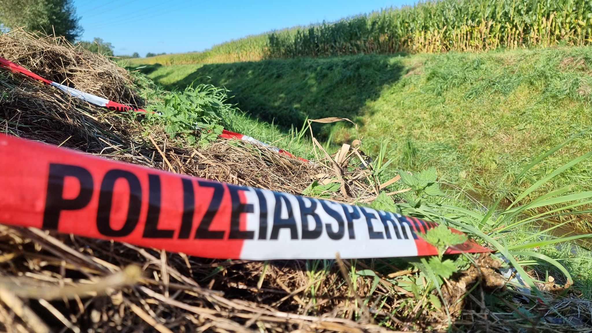 Absperrband Der Polizei Am Tatort Im Niedersächsischen Barenburg Im Landkreis Diepholz. Nach Dem Gewaltsamen Tod Einer 17-Jährigen Laufen Die Ermittlungen Auf Hochtouren.