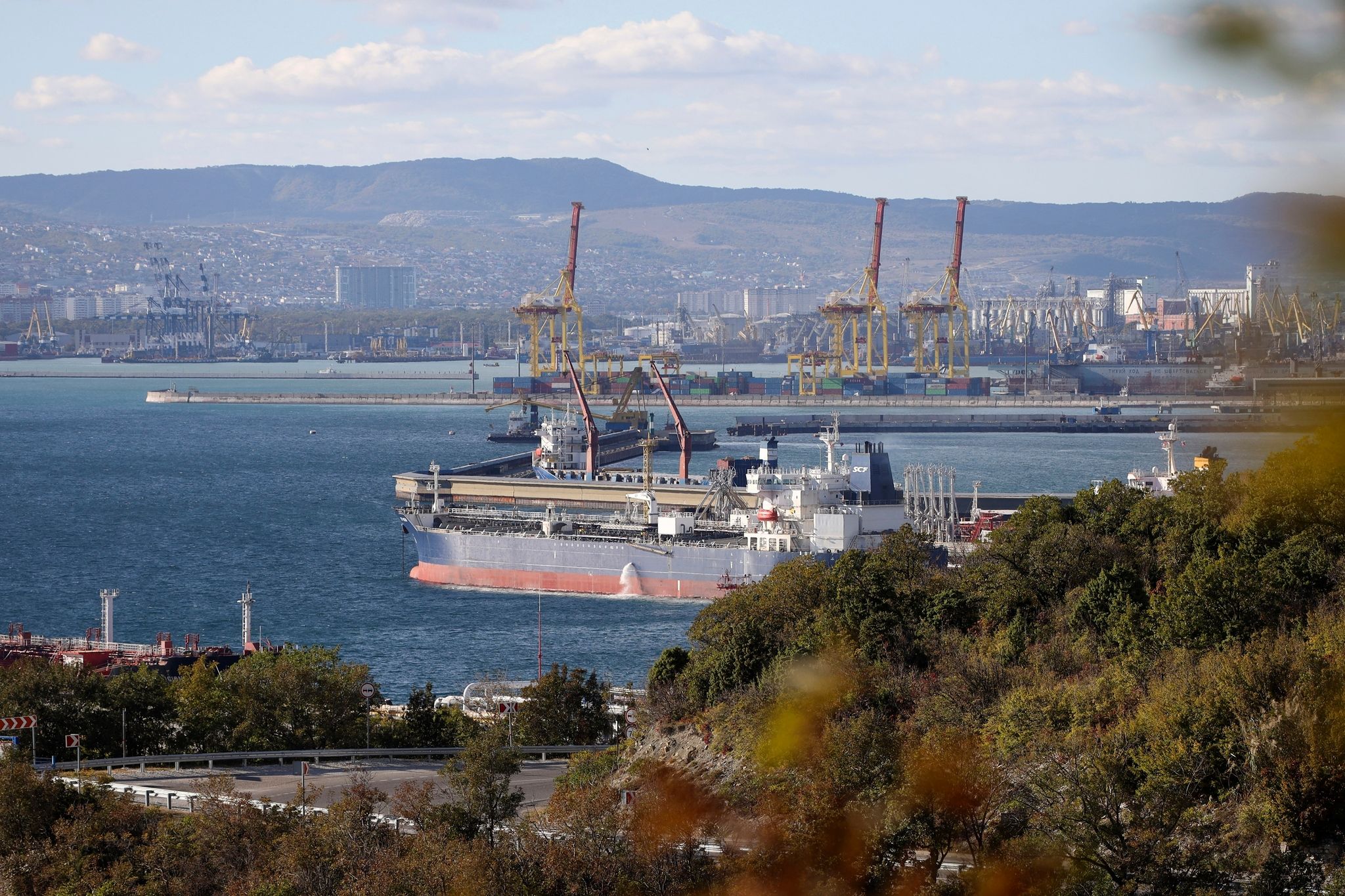 Ein Öltanker Liegt Im Hafen Von Noworossiysk.
