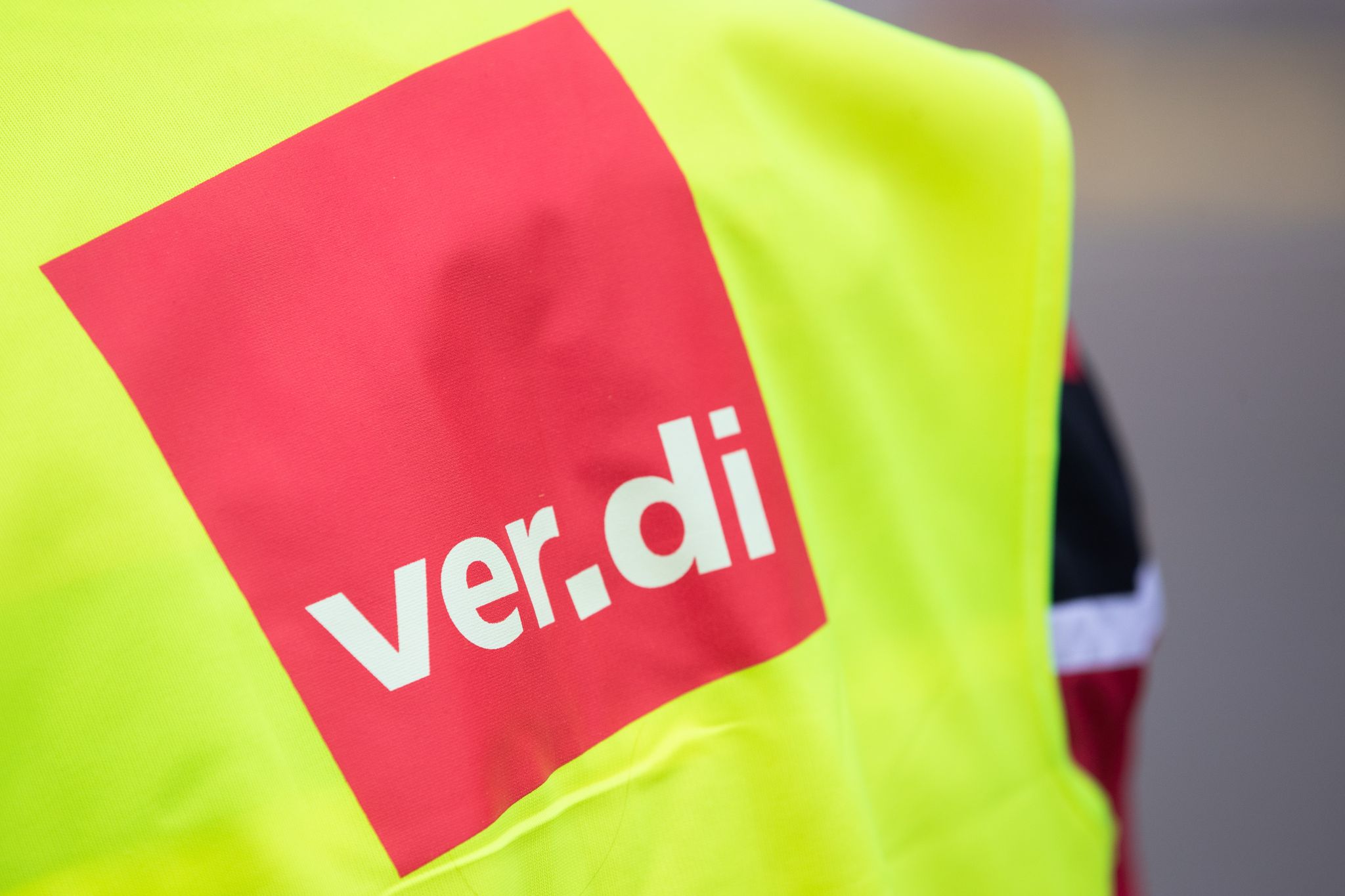 Ein Beschäftigter Trägt Bei Einem Warnstreik Eine Warnweste Von Verdi.