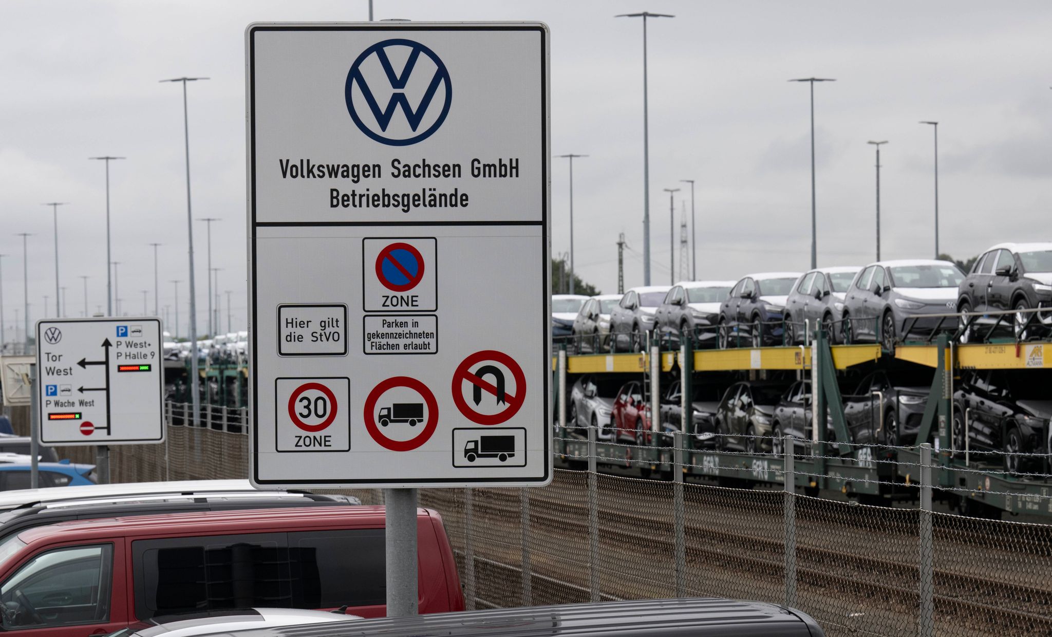 Elektrofahrzeuge Aus Der Produktion Von Volkswagen Sachsen Stehen Vor Der Auslieferung Auf Einem Güterzug Am Werksgelände In Zwickau.