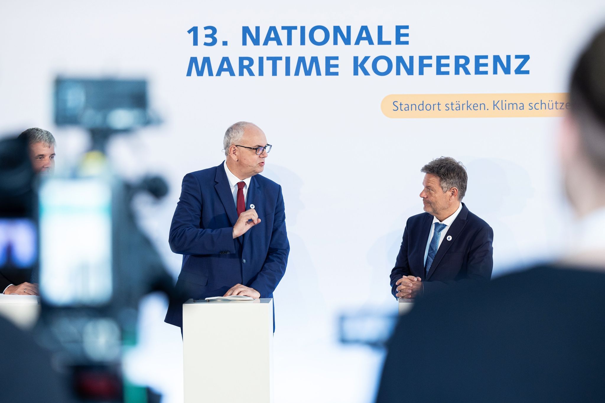 Bürgermeister Andreas Bovenschulte (l) Spricht Bei Einer Pressekonferenz Im Congress Centrum Bremen Mit Robert Habeck.