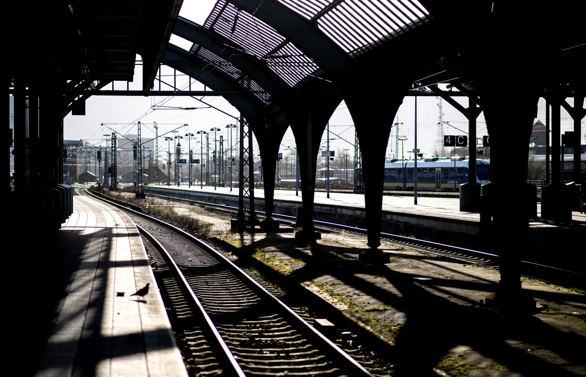 Menschenleer Sind Die Bahnsteige Am Hauptbahnhof.