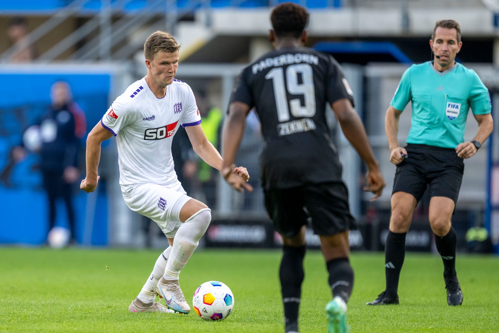Osnabrücks Lukas Kunze Läuft Mit Dem Ball Am Fuß.