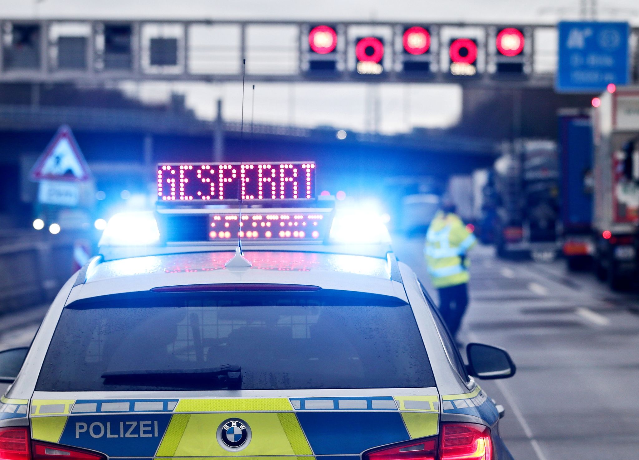 Auf Einem Polizeifahrzeug Leuchtet Die Aufschrift «Gesperrt».