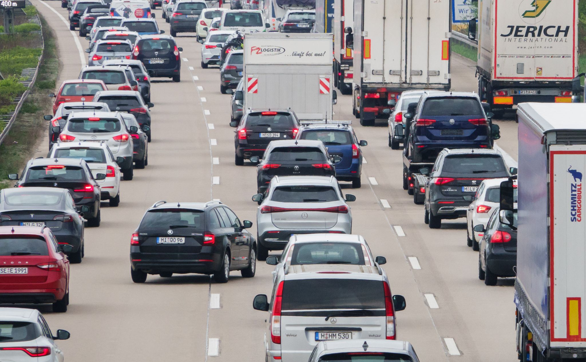 Fahrzeuge Stehen Auf Einer Autobahn Im Stau.