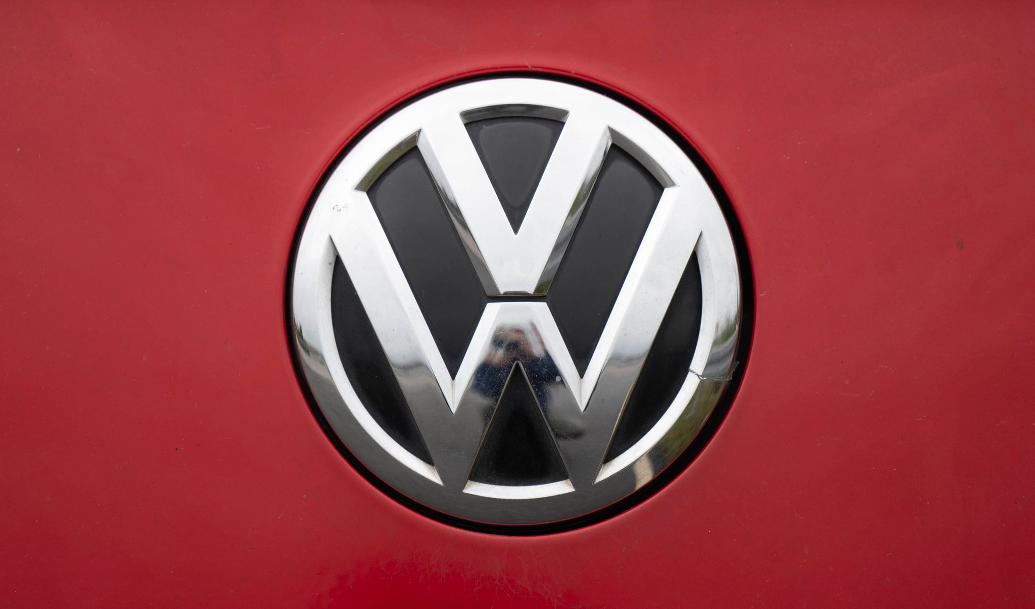 Das Logo Von Volkswagen Ist Auf Der Heckklappe Eines Fahrzeugs Zu Sehen.