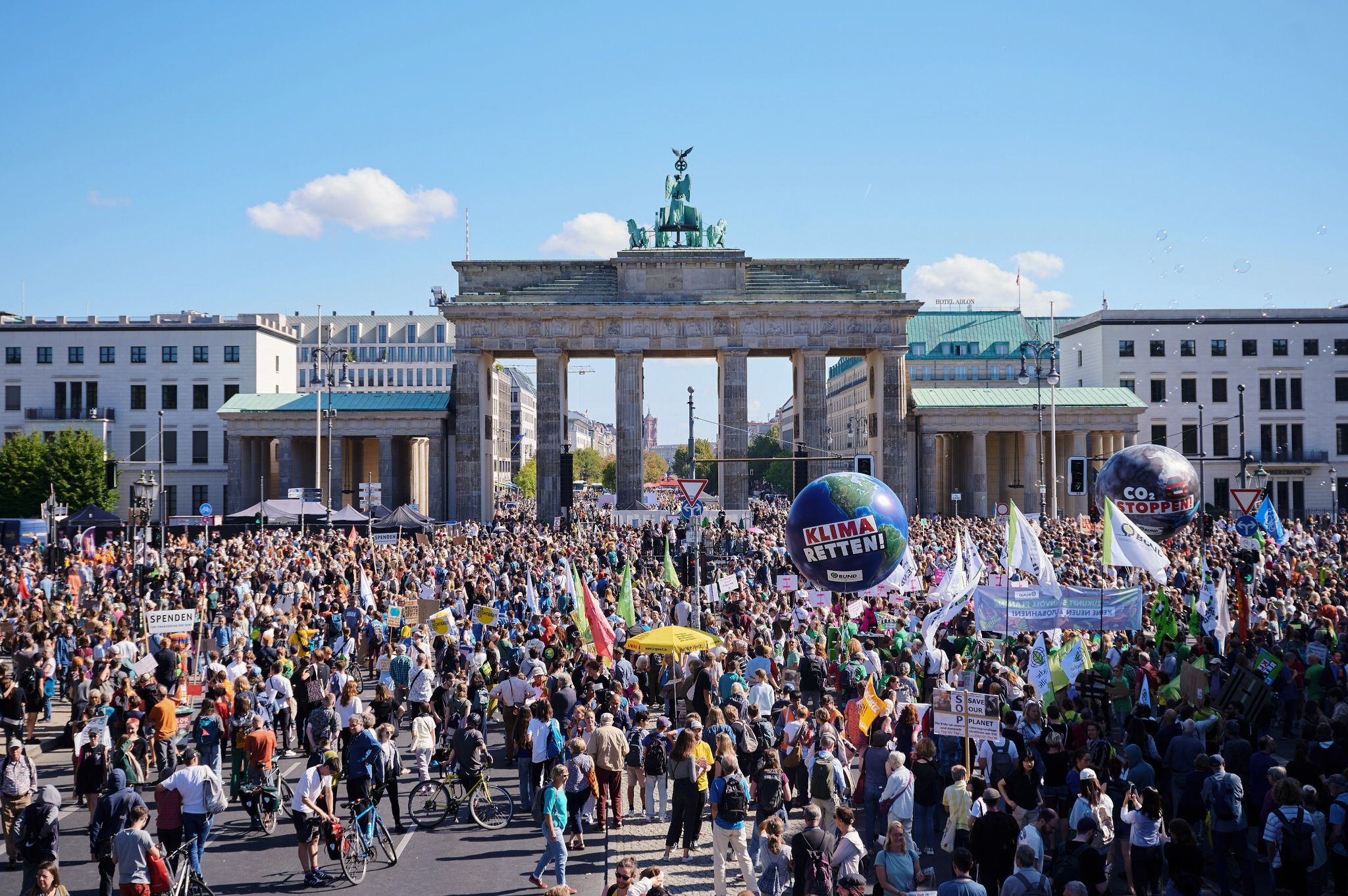 Tausende Menschen Nehmen An Der Protestaktion Der Klimaschutzbewegung Fridays For Future Vor Dem Brandenburger Tor Teil.