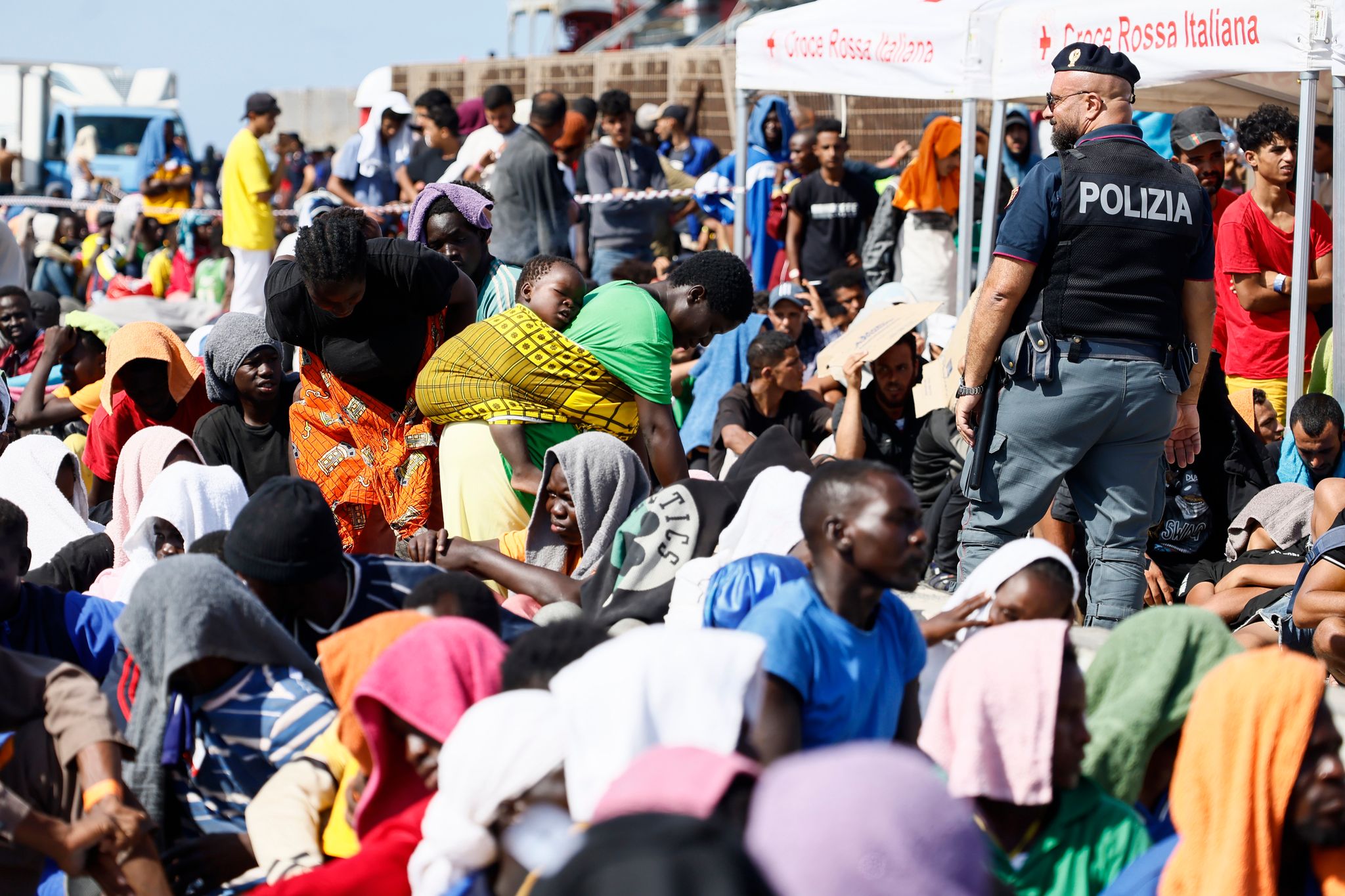 Migranten Warten Darauf, Von Der Insel Lampedusa Auf Das Festland Gebracht Zu Werden.