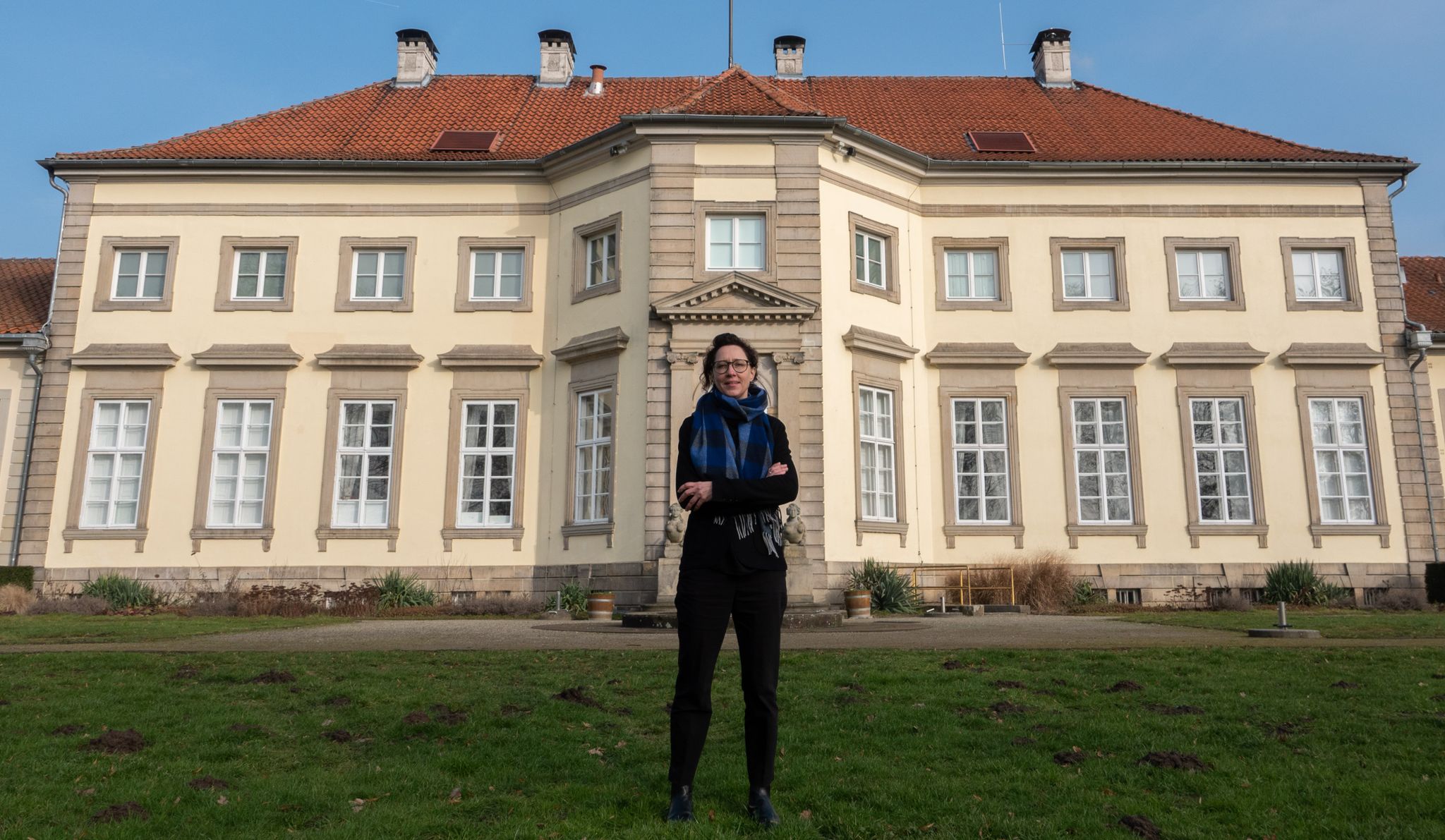 Eva Jandl-Jörg Steht Vor Dem Museum Wilhelm Busch.