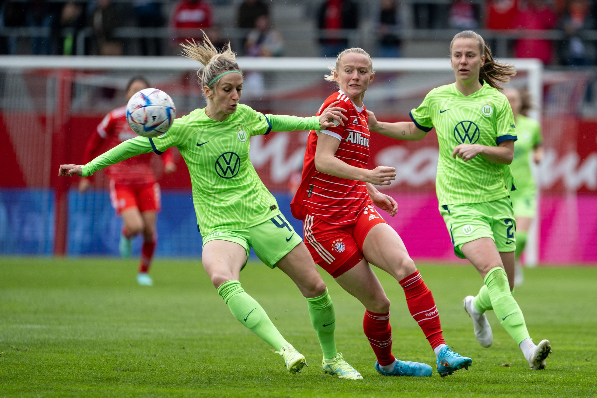 Die Wolfsburgerinnen Kathrin Hendrich (l) Und Lynn Wilms (r) Und Münchens Lea Schüller kämpfen Um Den Ball.