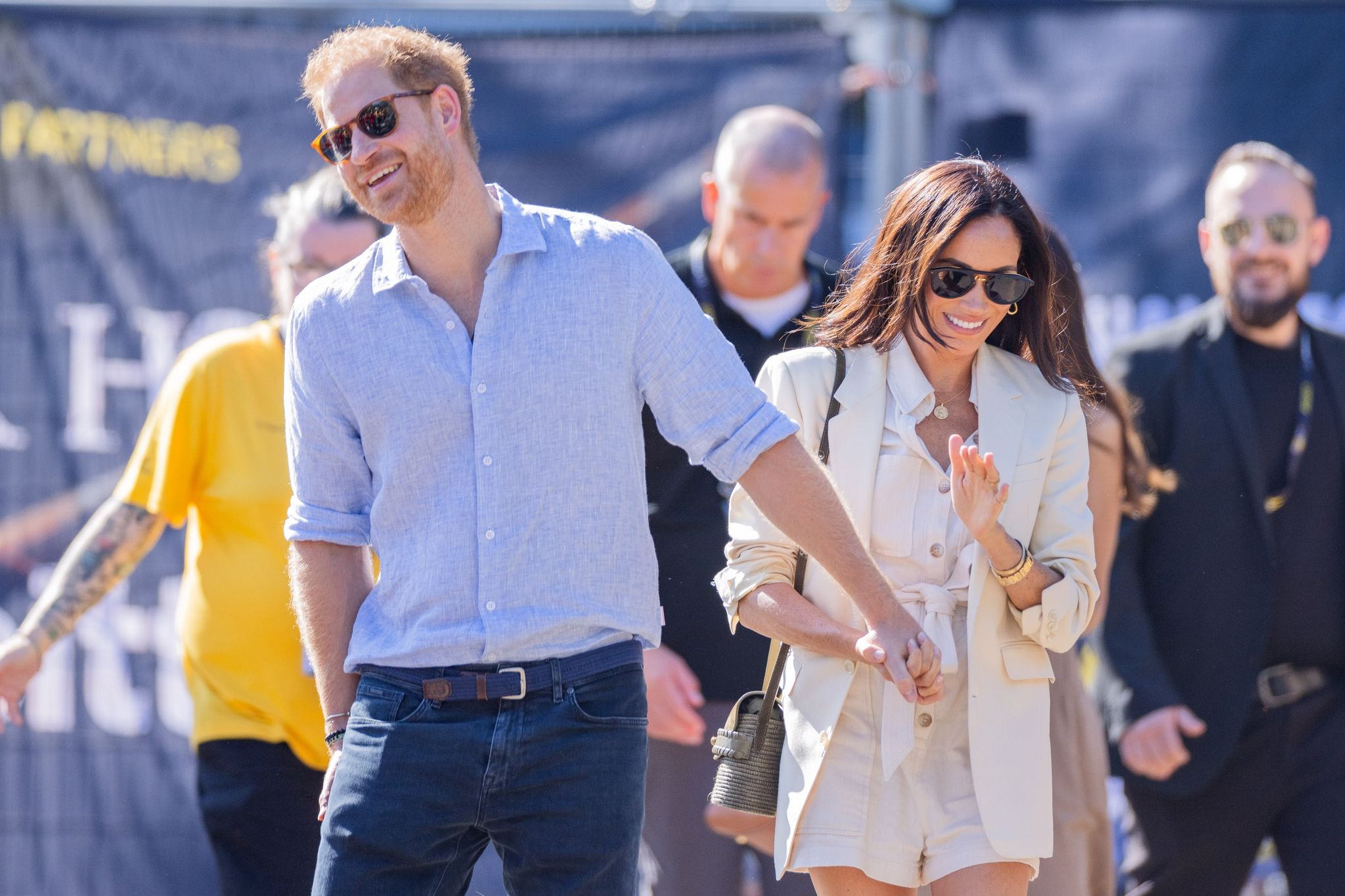 Harry Und Seine Frau Meghan Sind In Düsseldorf. Der Prinz Feiert Heute Seinen 39. Geburtstag.