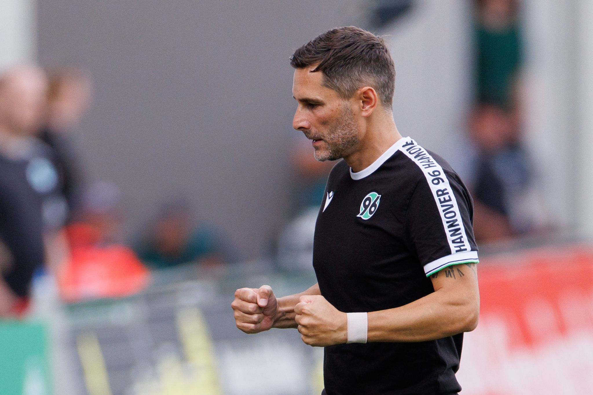 Der Trainer Stefan Leitl Von Hannover 96 Jubelt.