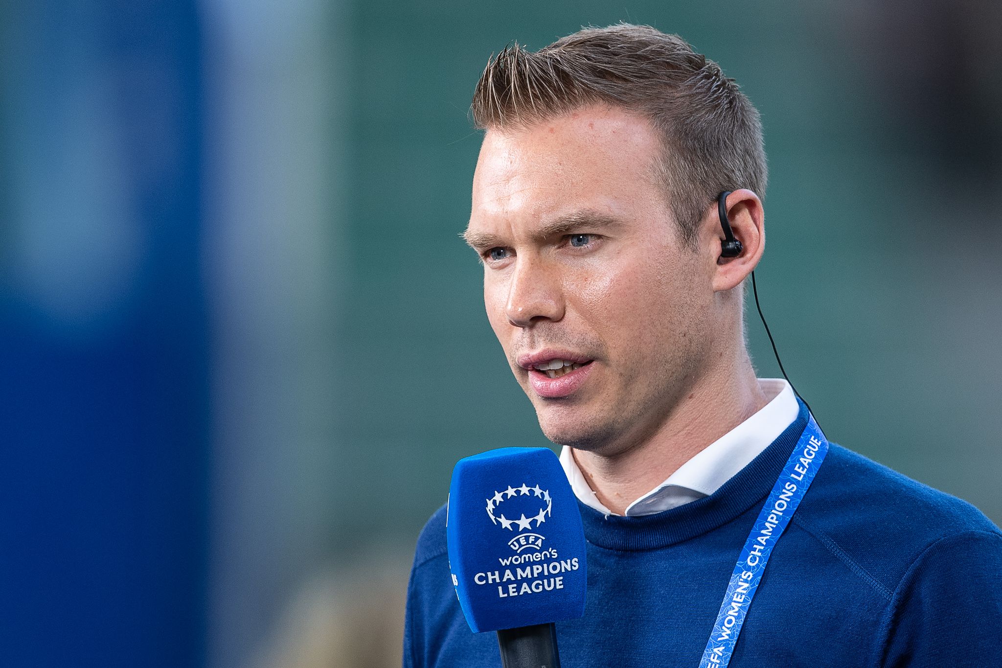 Wolfsburgs Trainer Tommy Stroot Gibt Ein Interview.