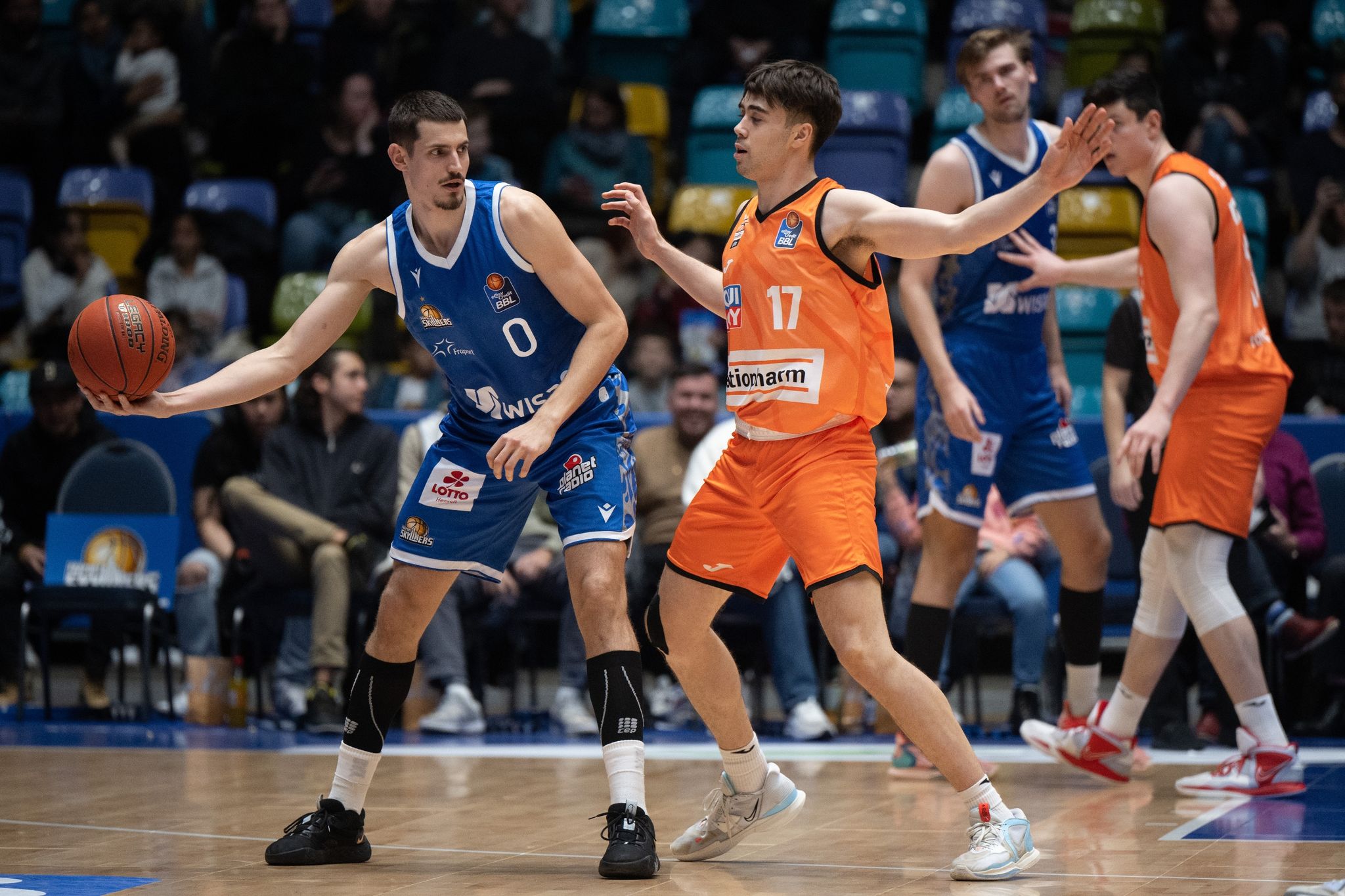 Frankfurts Lukas Wank (l) Gegen Ulms Juan Nunez. Wank Spielt In Der Neuen Saison Für Oldenburg.