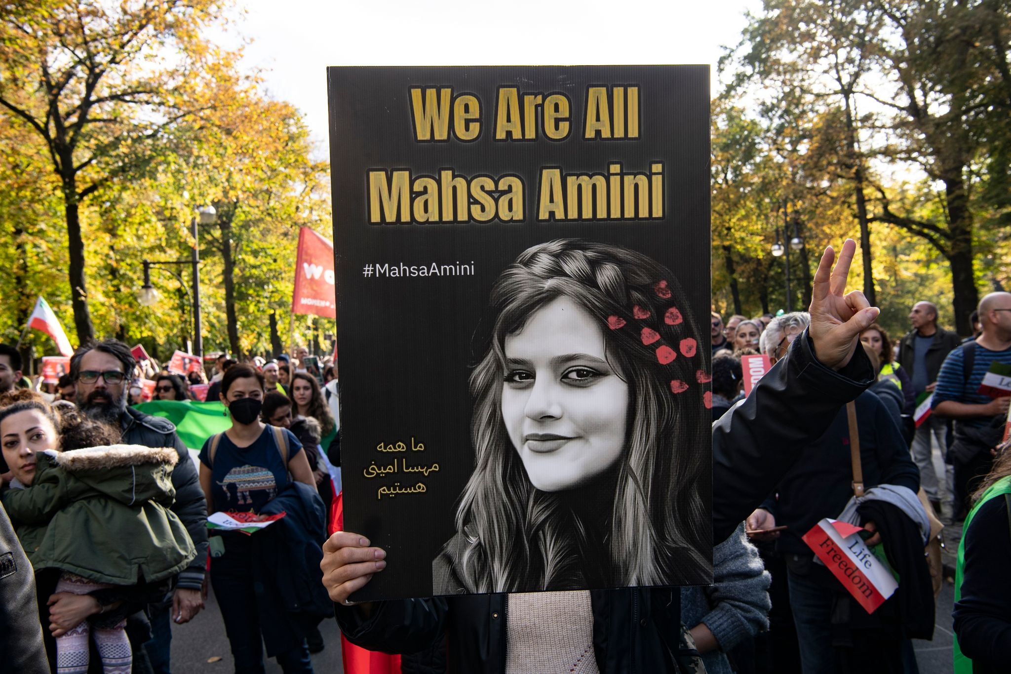 Teilnehmende Einer Großdemonstration «Solidarität Mit Den Protestierenden Im Iran» Am Großen Stern In Berlin.