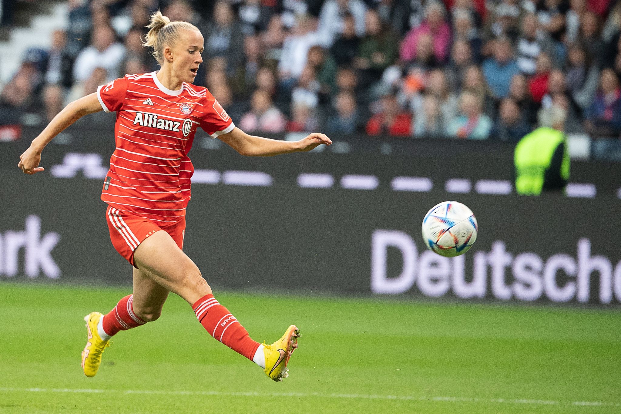 Mit Einer Enttäuschung Sind Die Fußballerinnen Des FC Bayern München In Die 34. Saison Der Frauen-Bundesliga Gestartet.