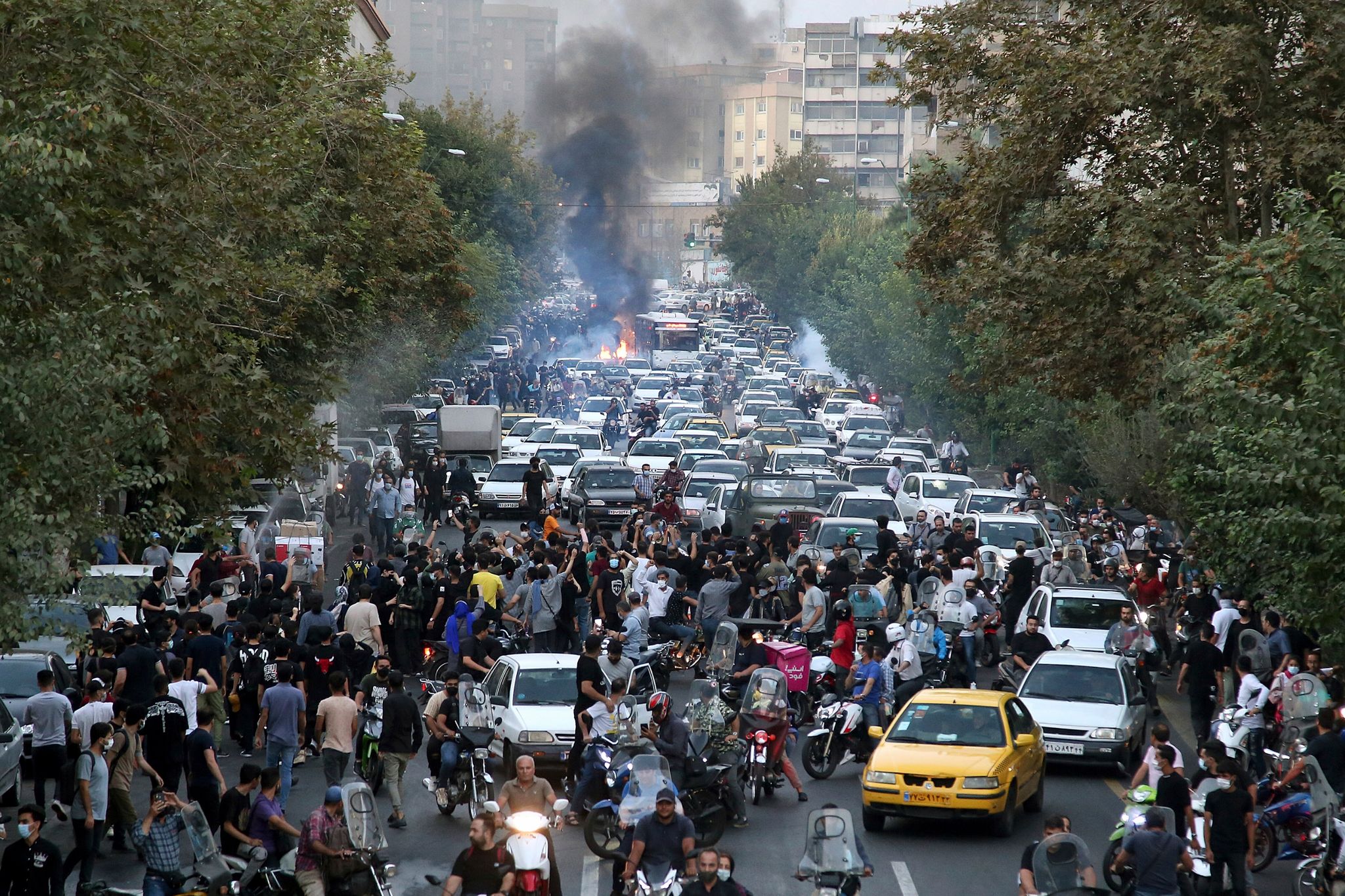 Der Tod Der Iranischen Kurdin Jina Mahsa Amini Löste In Teheran Schwere Proteste Aus.