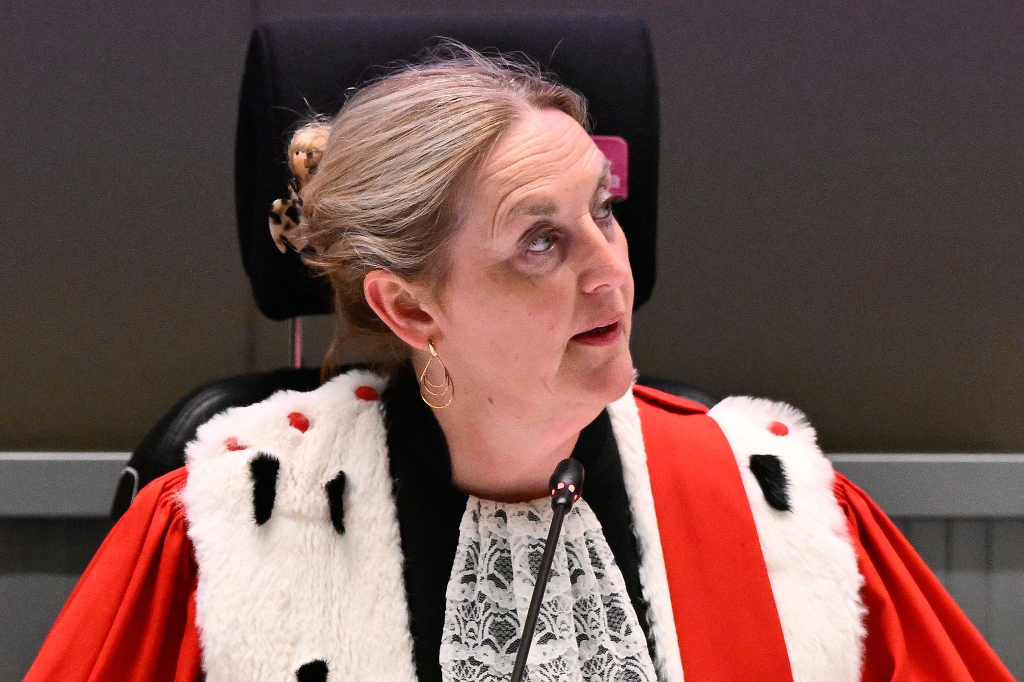 Richterin Laurence Massart Sitzt Im Gerichtssaal Vor Der Verlesung Der Urteile.