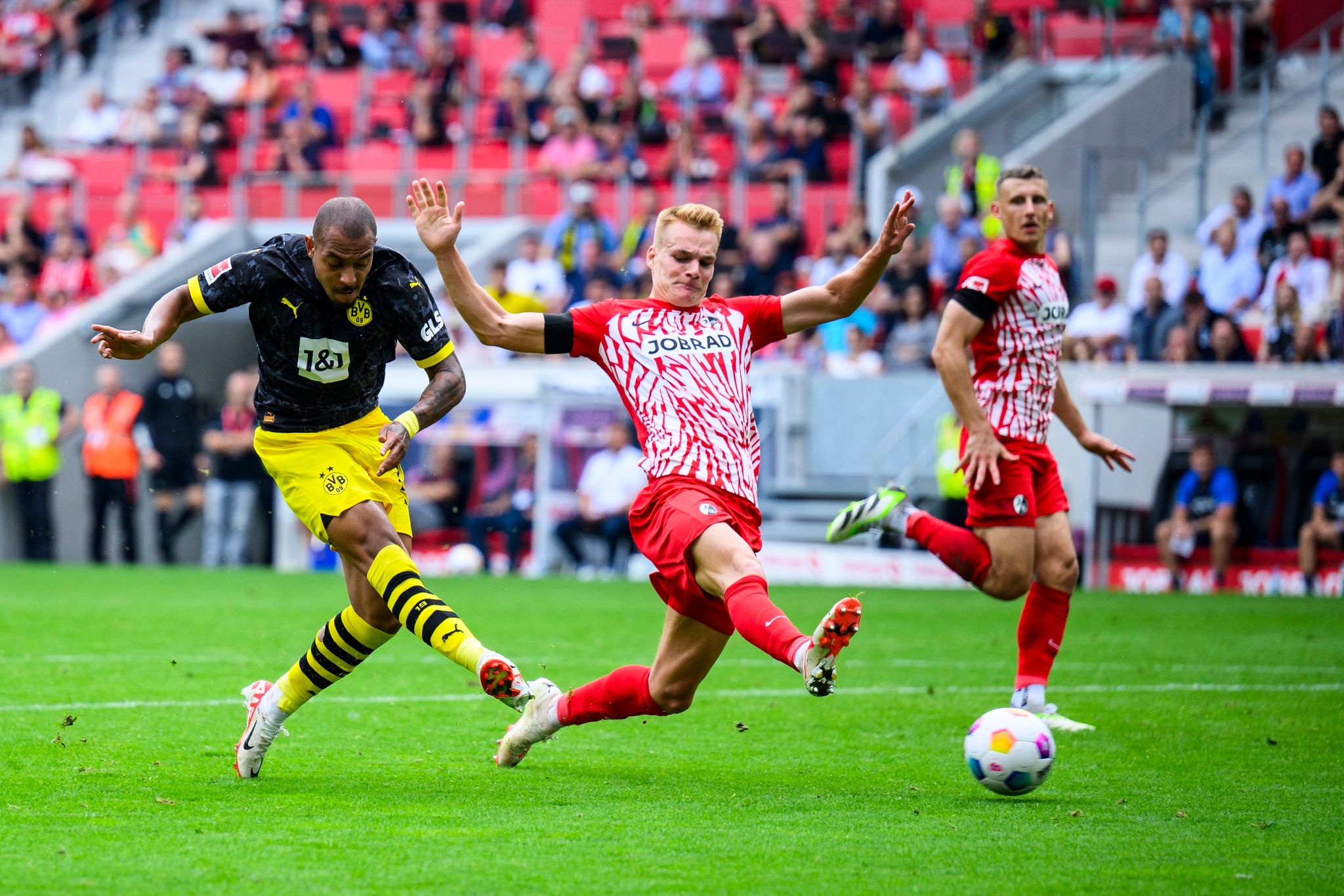 Dortmunds Donyell Malen (l) Sorgte Mit Seinem Tor Für Den Zwischenzeitlichen 2:2-Ausgleich Des BVB In Freiburg.