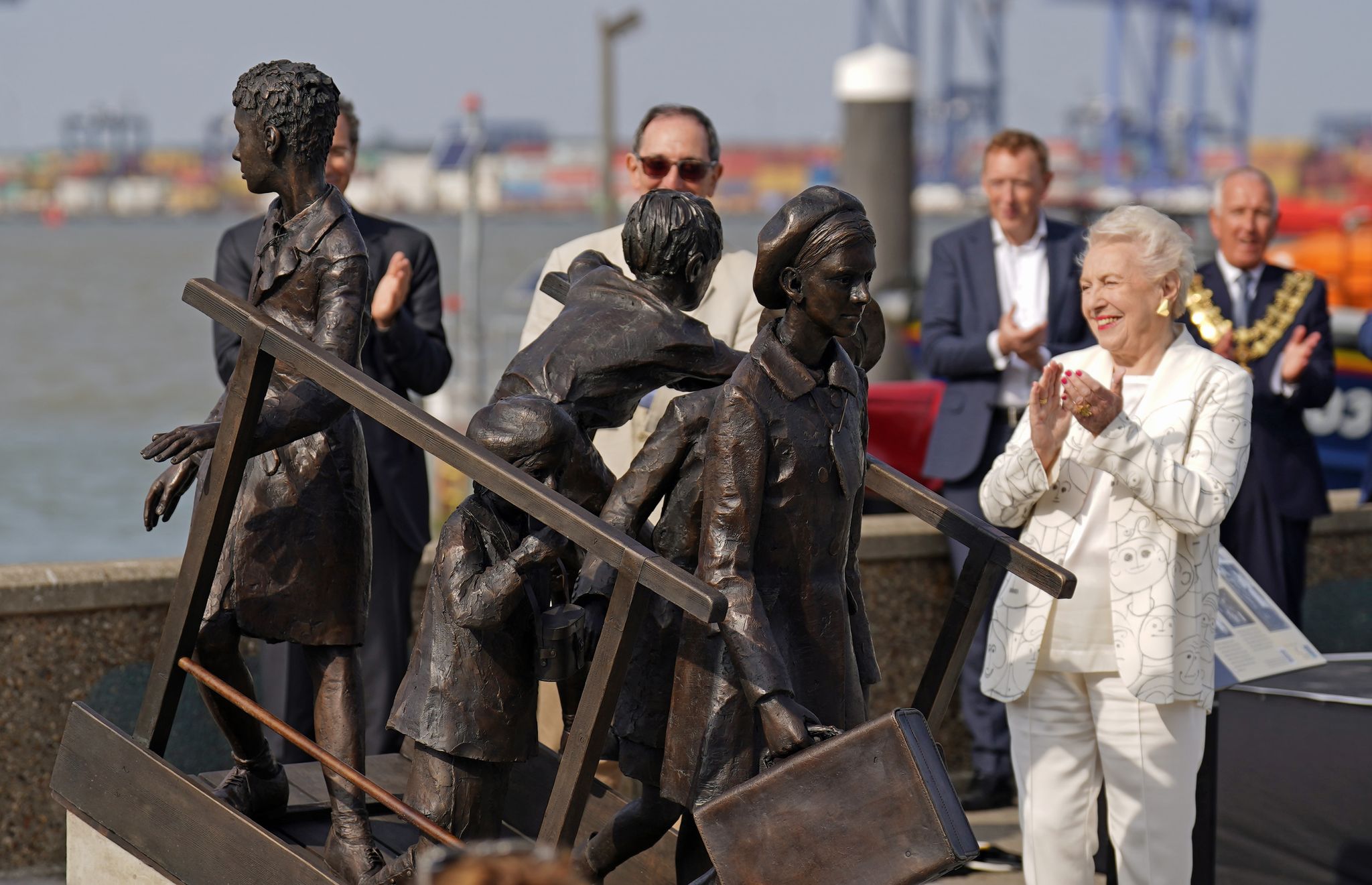 Dame Stephanie Shirley (r), Bei Der Enthüllung Eines Denkmals Für Den Kindertransport Am Kai Von Harwich 2022.