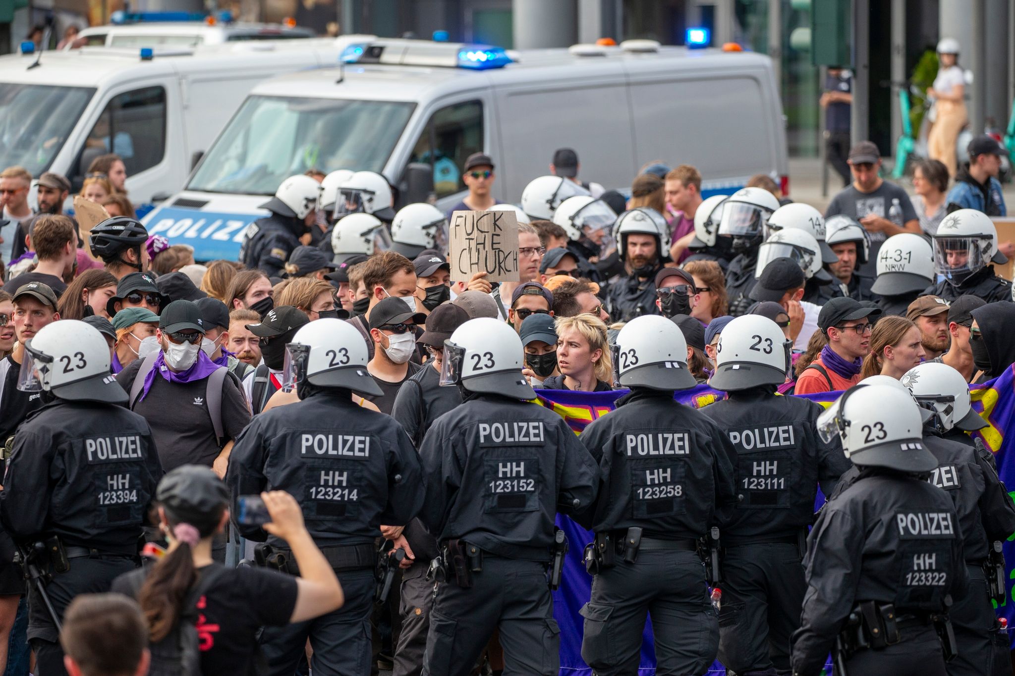 Gegendemonstranten Des «Marschs Für Das Leben» Blockieren Den Demonstrationszug Auf Der Pipinstrasse In Köln.