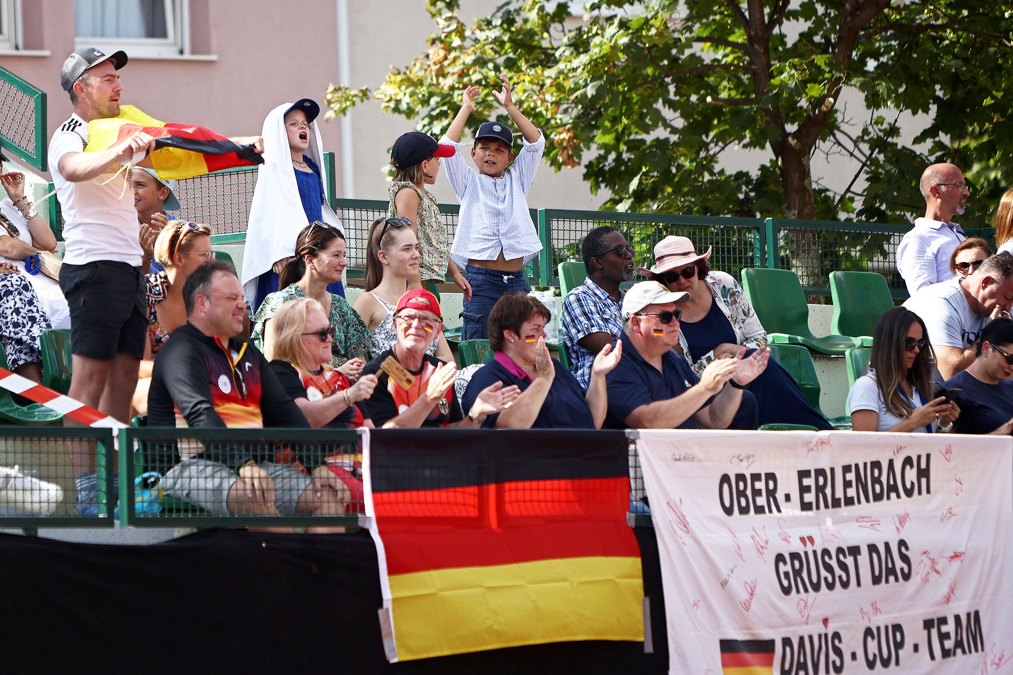 Fans Verfolgen Das Duell Mit Bosnien-Herzegowina Auf Den Rängen.