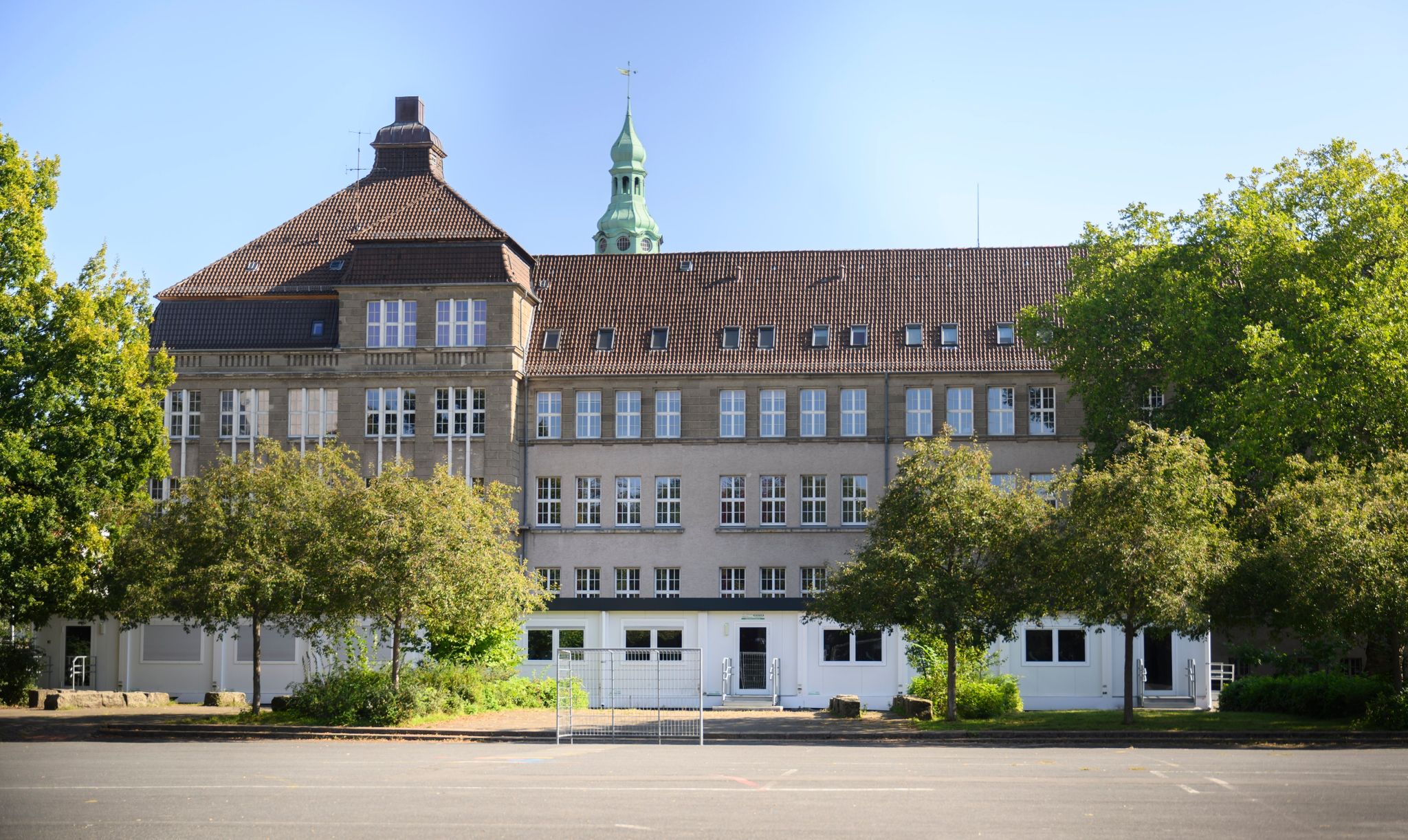 Container Stehen An Der Bismarkschule.