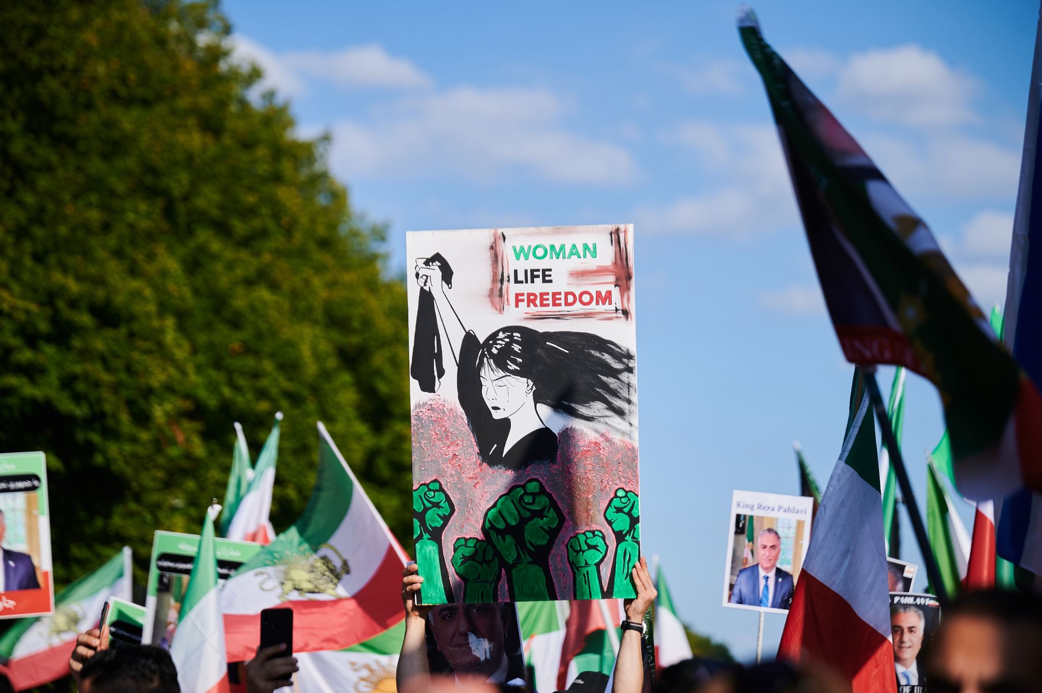 Weltweit Sind Am Wochenende Menschen Für Die Rechte Von Frauen Im Iran Auf Die Straße Gegangen.