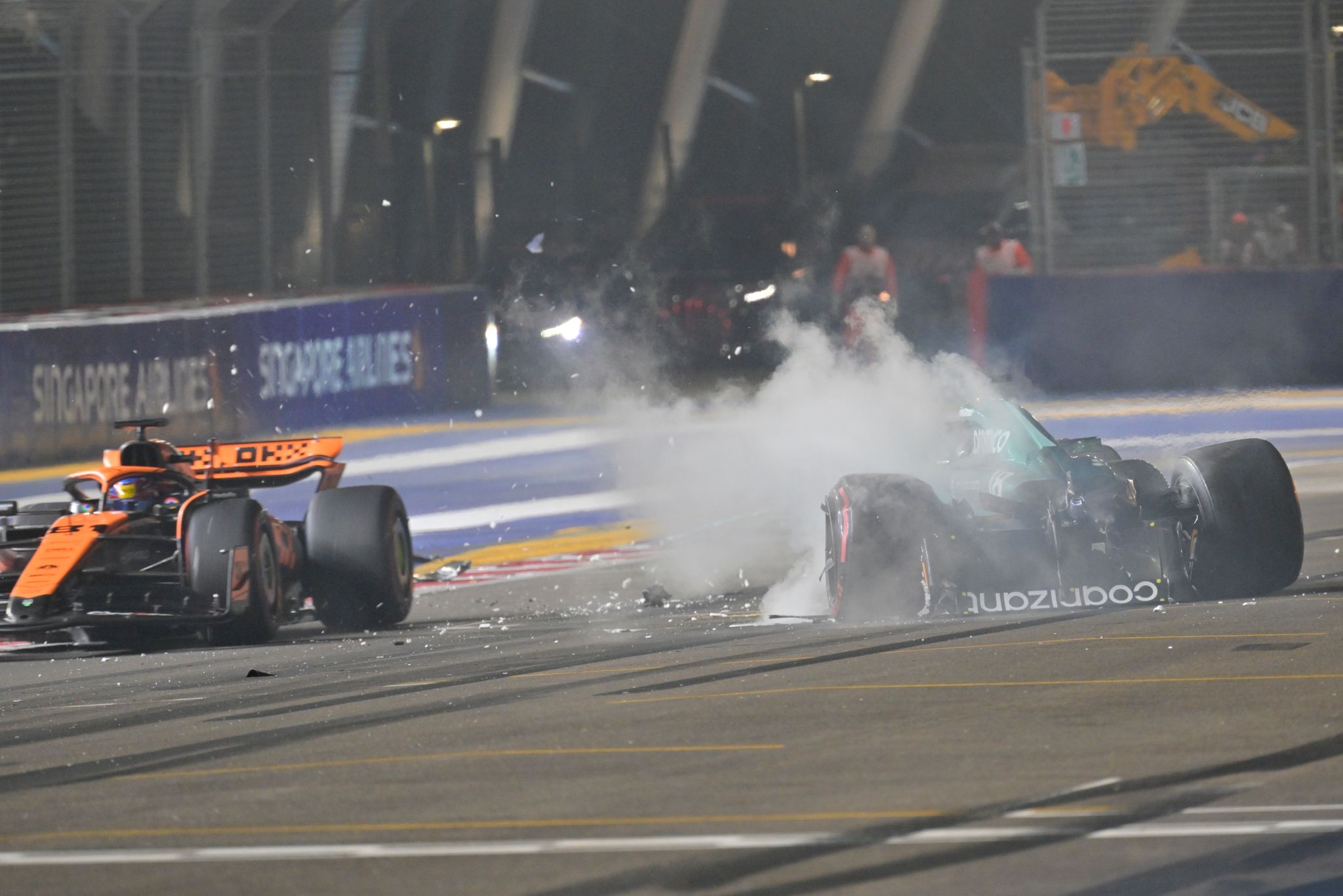 Nach Einem Unfall Steigt Aus Dem Auto Von Lance Stroll (r) Rauch Auf, Während Oscar Piastri An Der Unfallstelle Vorbeifährt.