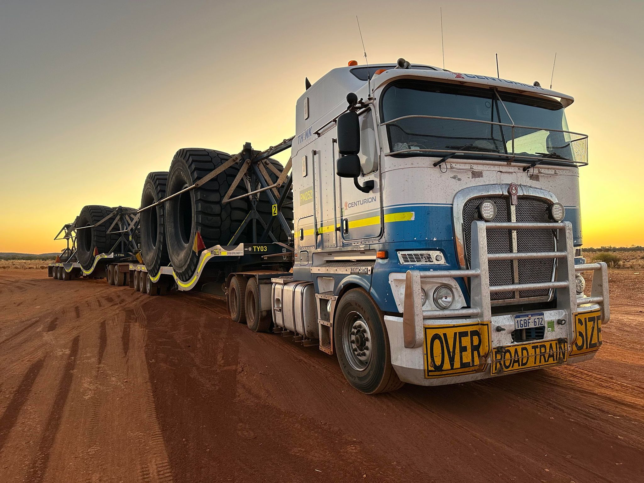 Der «Road Train» Hat Drei Anhänger Und Ist Insgesamt 53,5 Meter Lang.