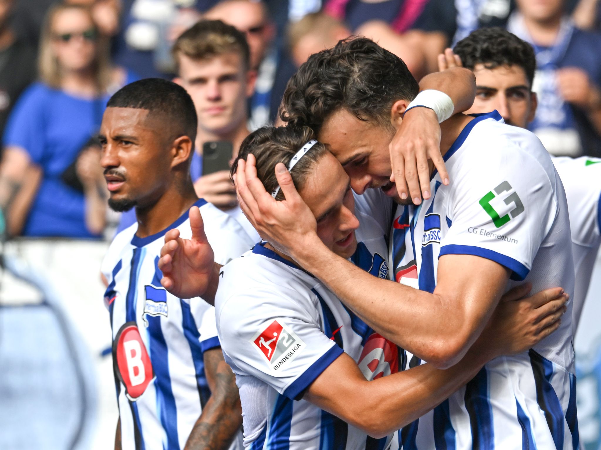 Herthas Haris Tabakovic (r) Bejubelt Seinen Treffer Zum 3:0 Mit Michal Karbownik.