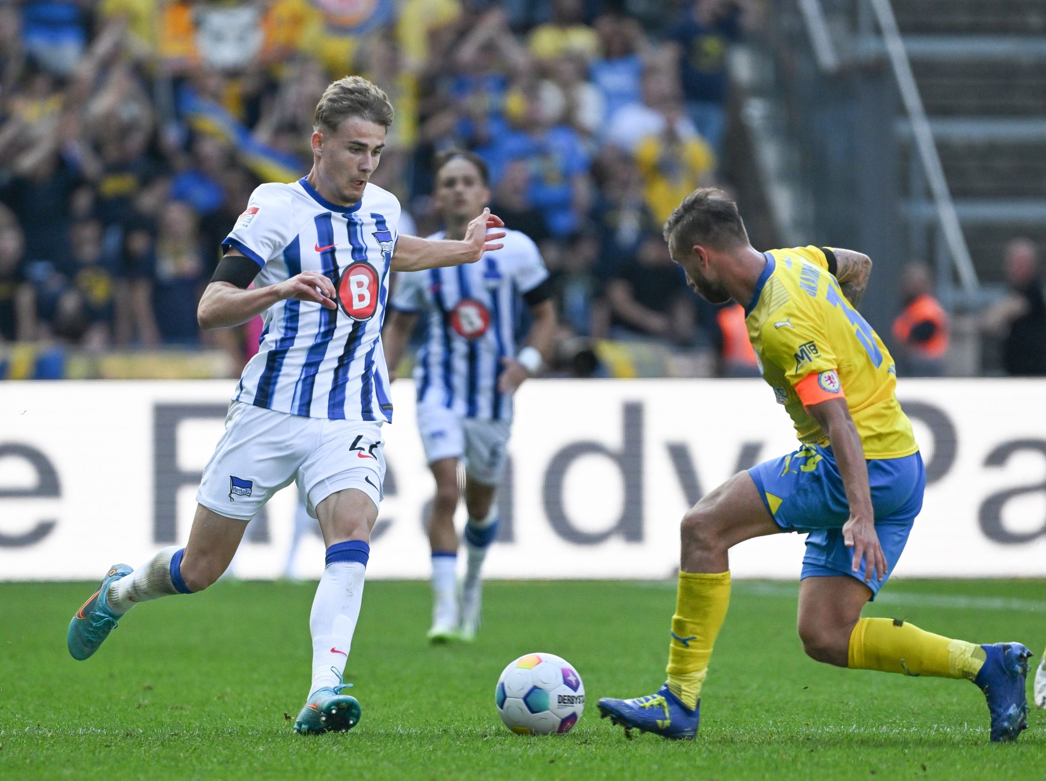 Herthas Marten Winkler (l) Gegen Braunschweigs Sebastian Griesbeck (r).